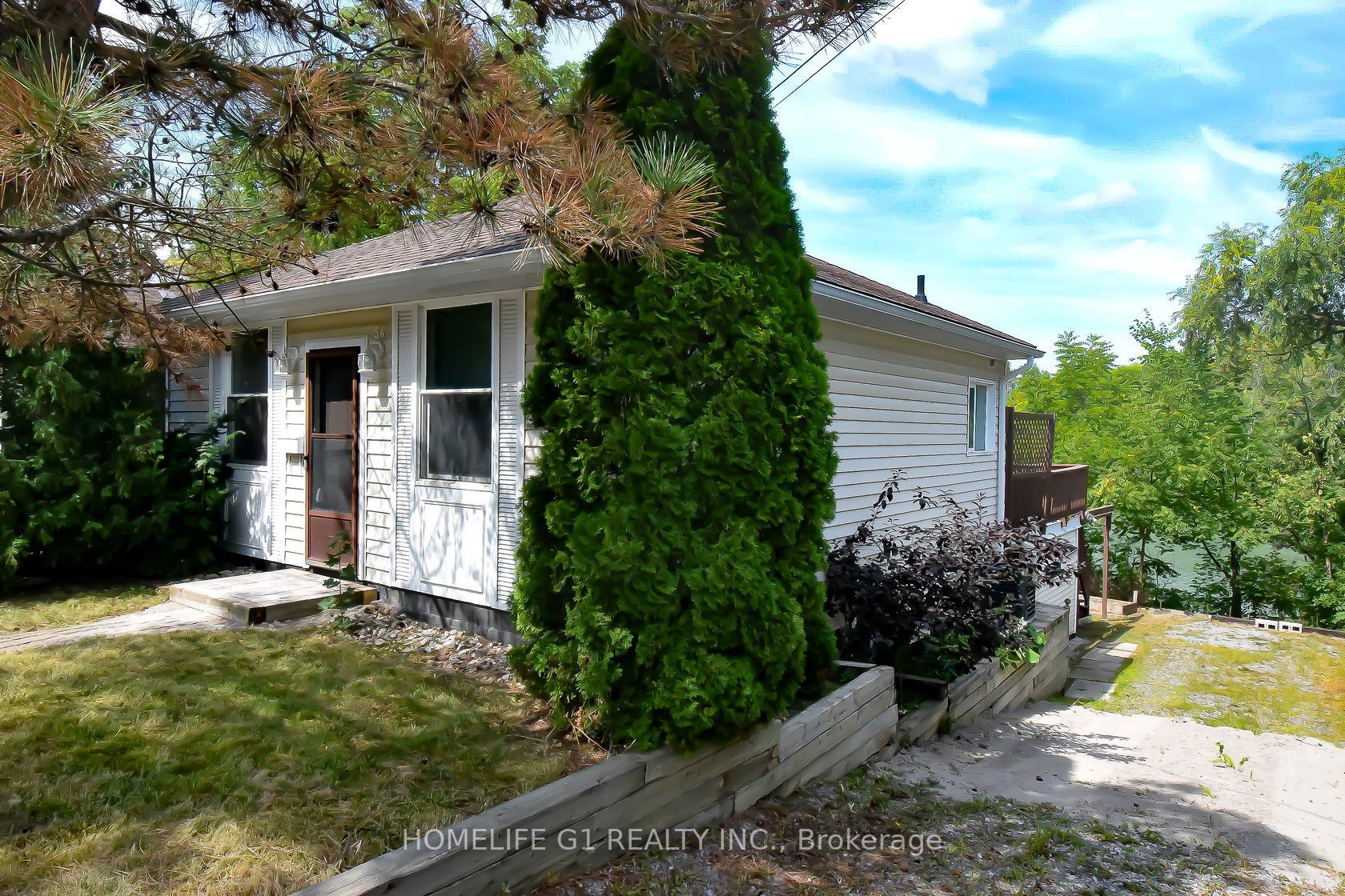54 Riverside Drive W Property Photo 1