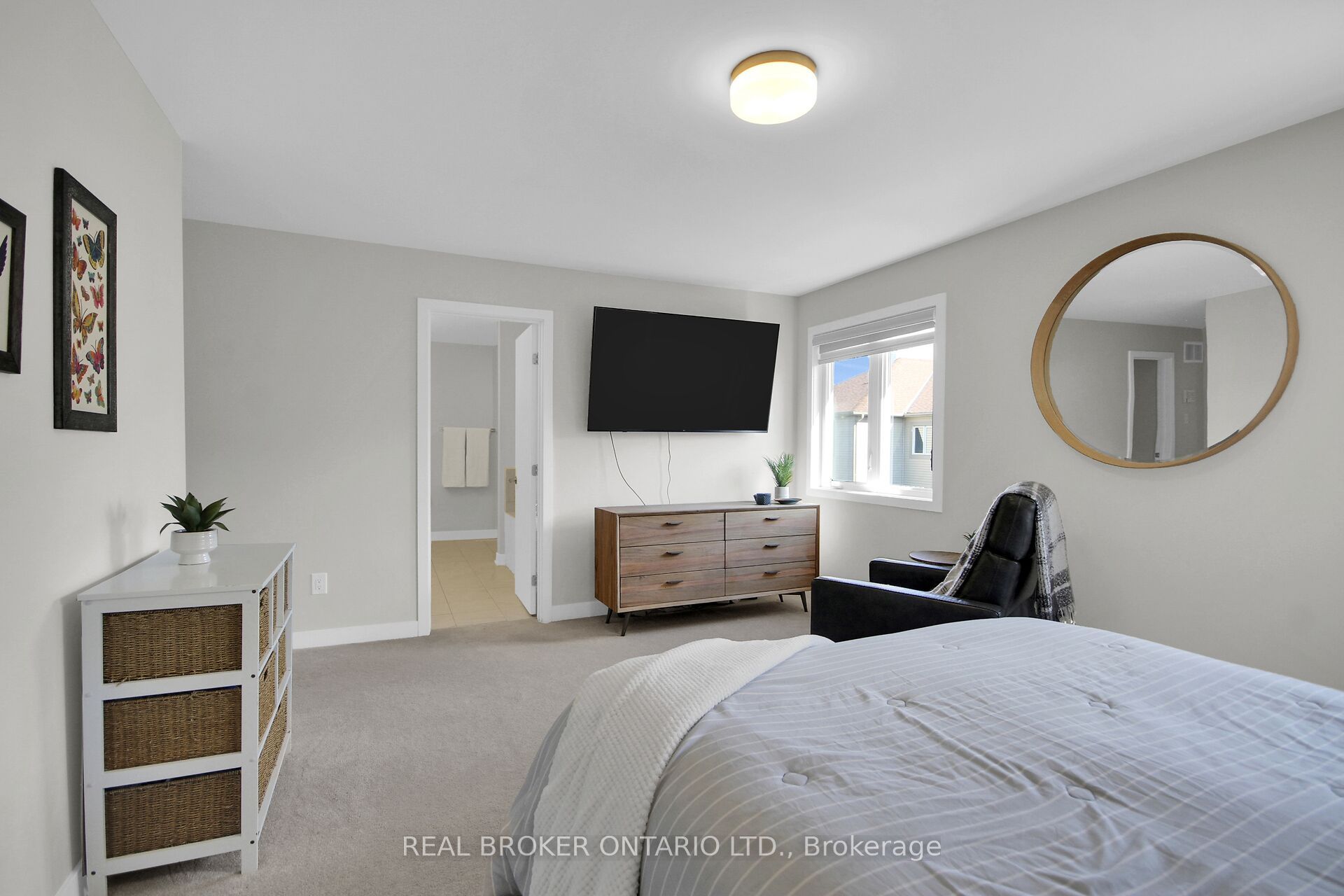 352 Finial Way Property Photo 16