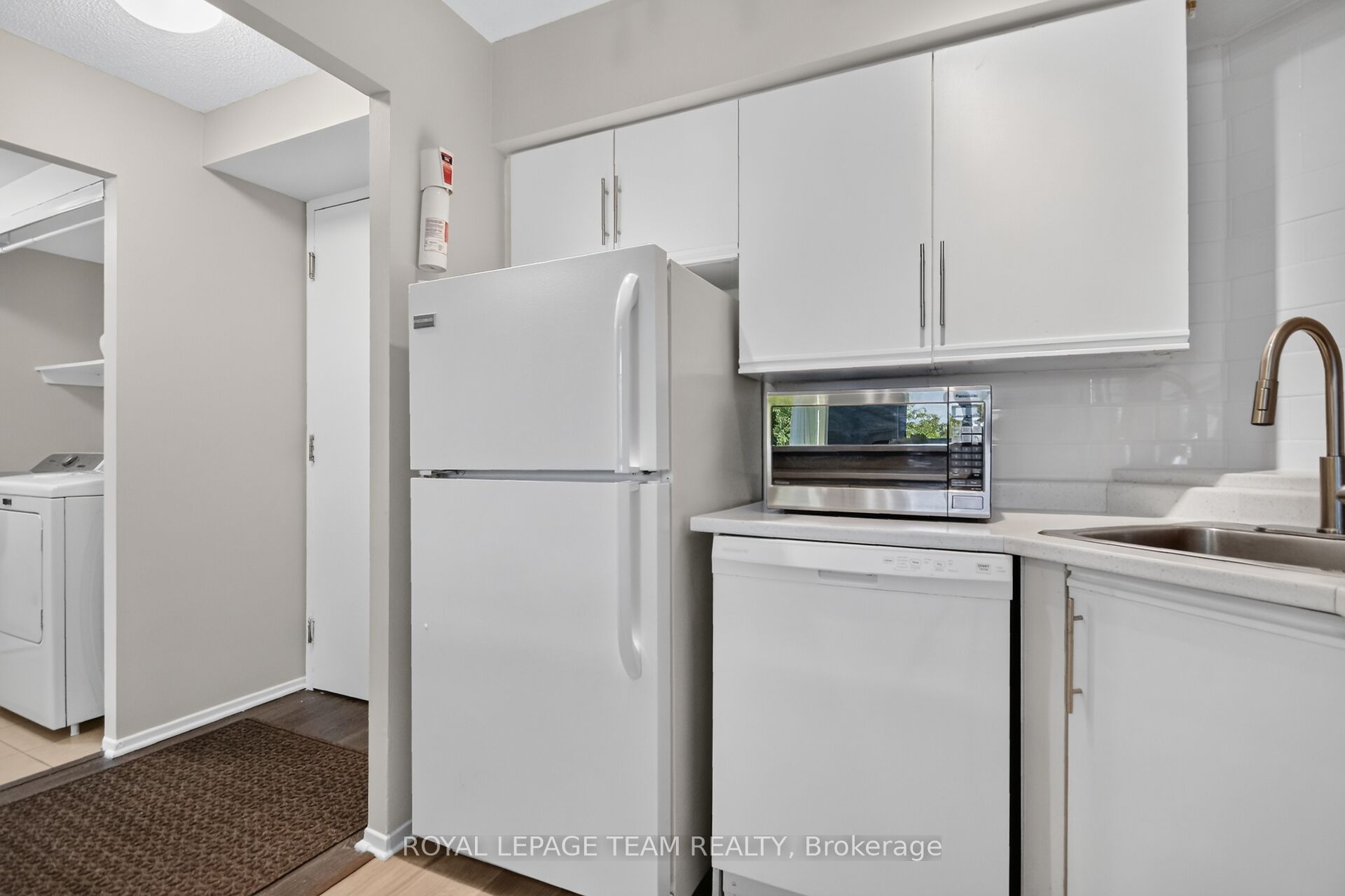 1025 Grenon Avenue 404 Property Photo 8