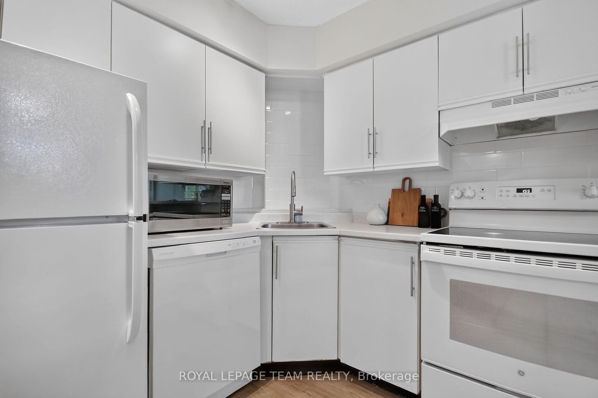 1025 Grenon Avenue 404 Property Photo 10