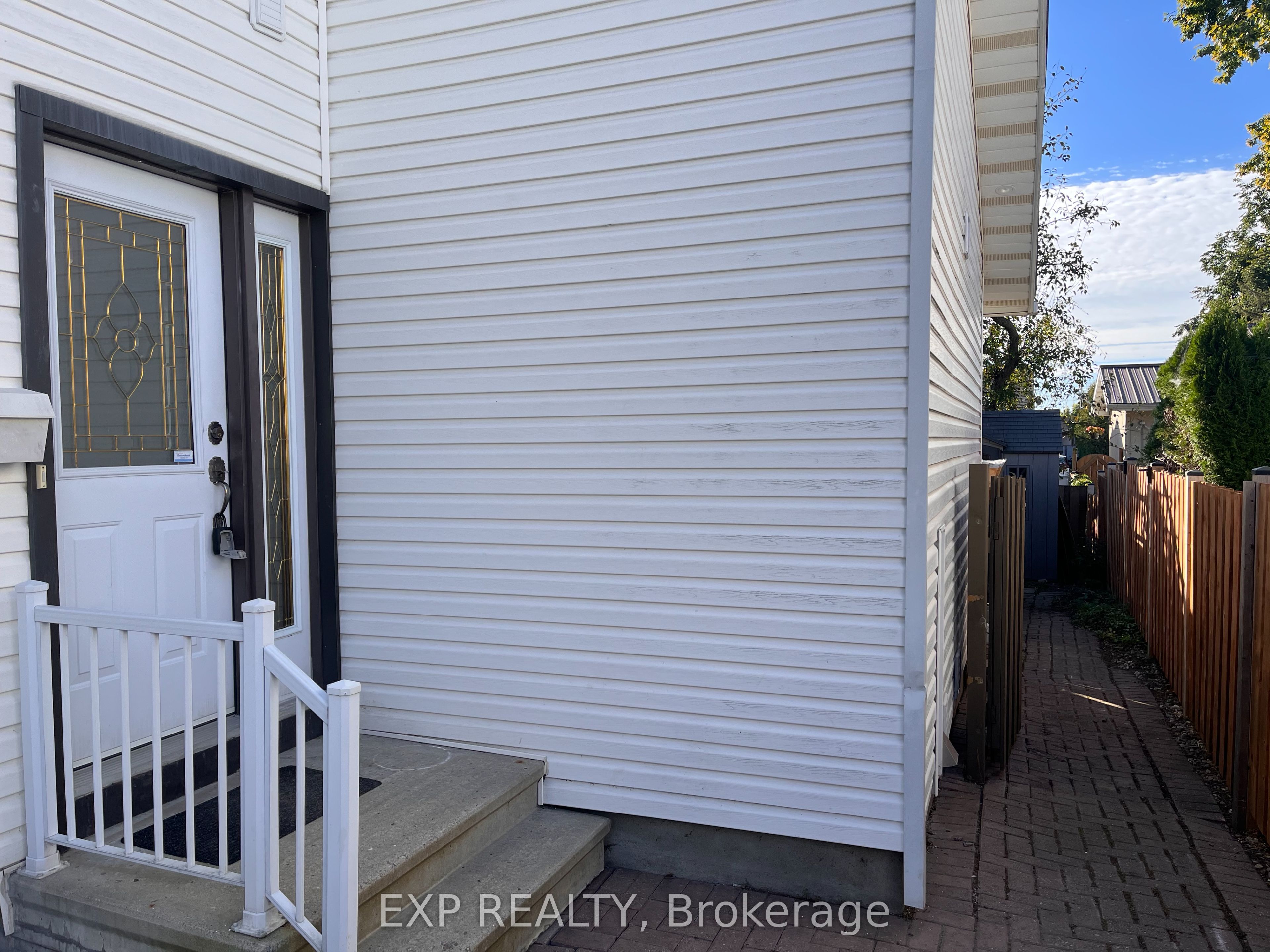 1381 Leigh Crescent Property Photo 2