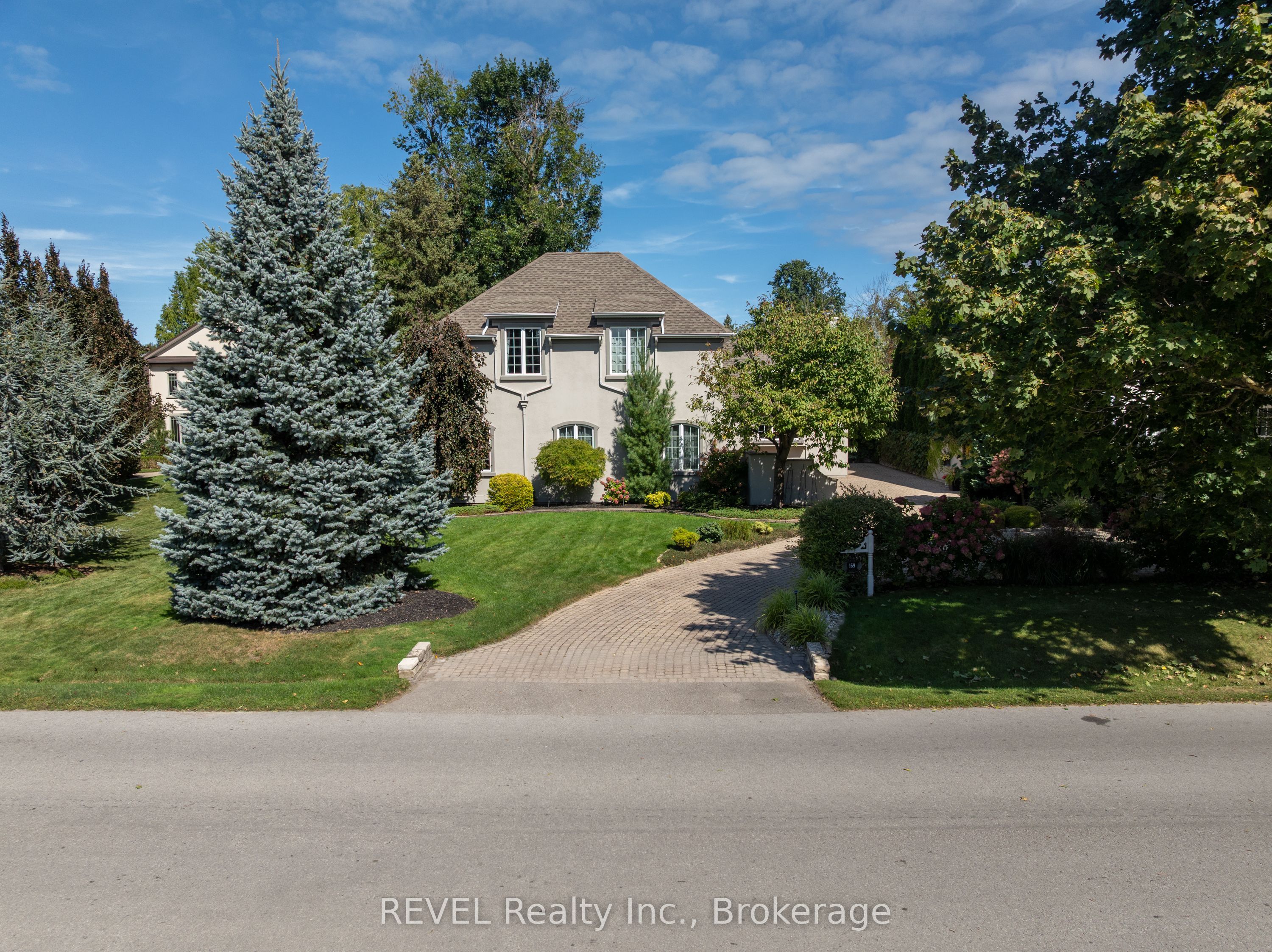 169 John Street W Property Photo 1