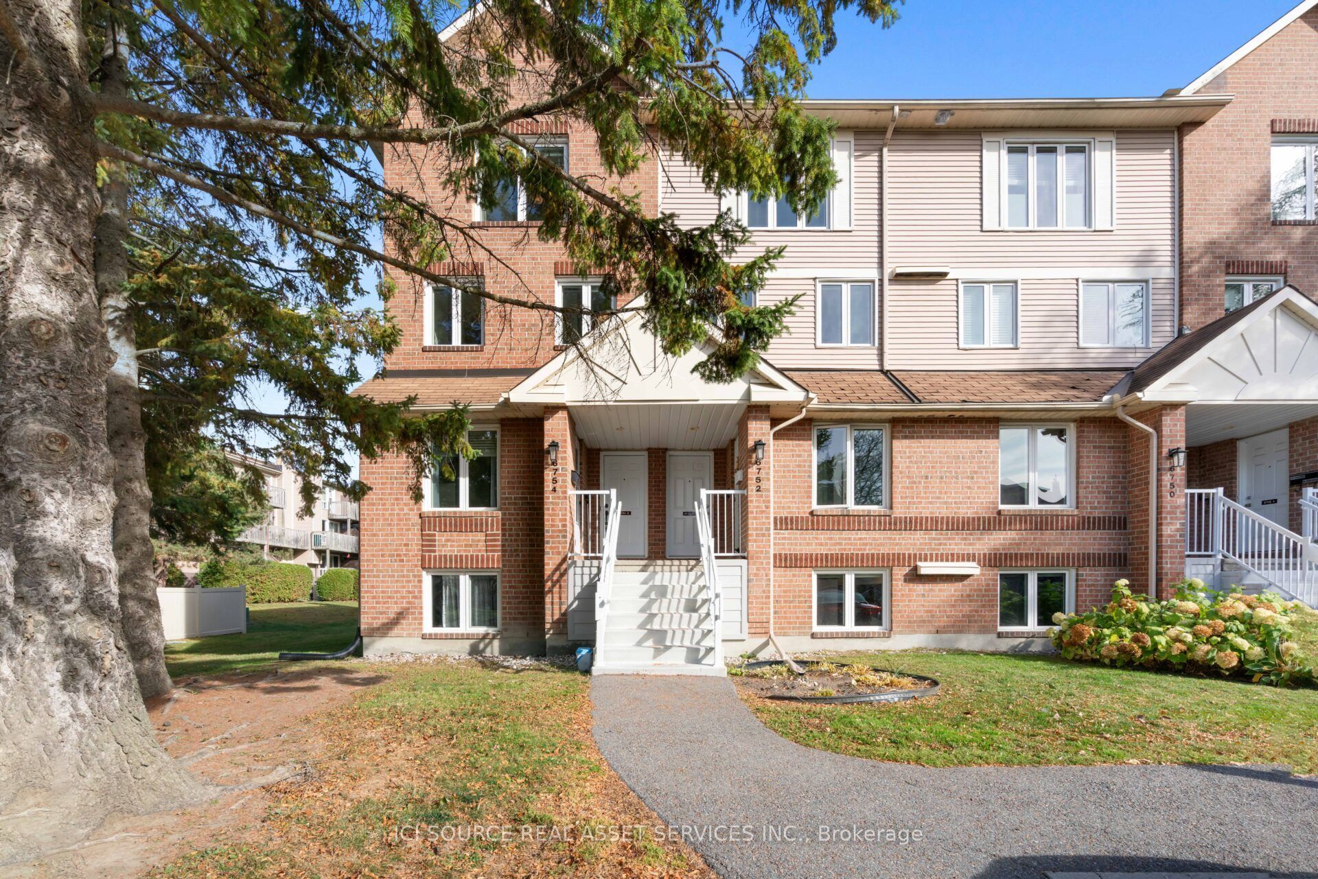 6754b Jeanne-d'arc Boulevard N Property Photo 1
