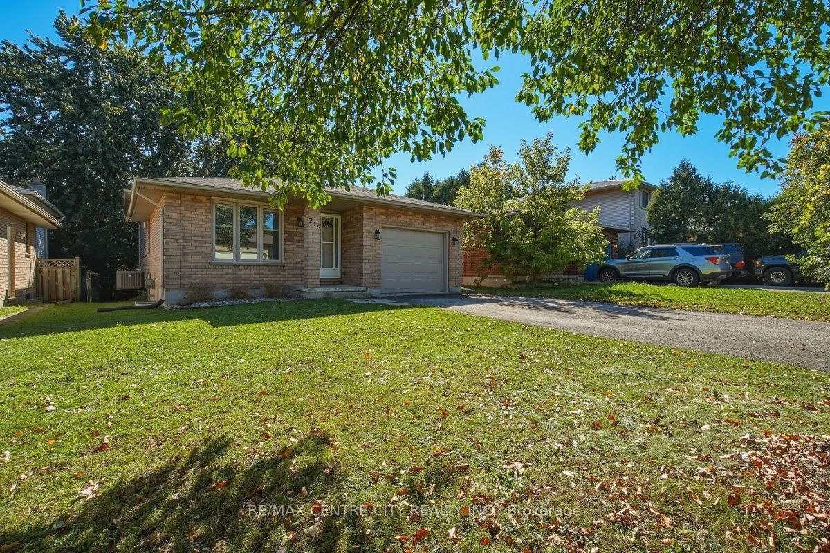 215 Walmer Grove Property Photo 4