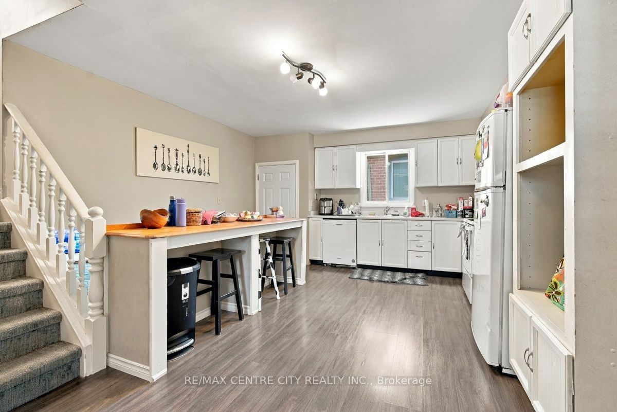 215 Walmer Grove Property Photo 10