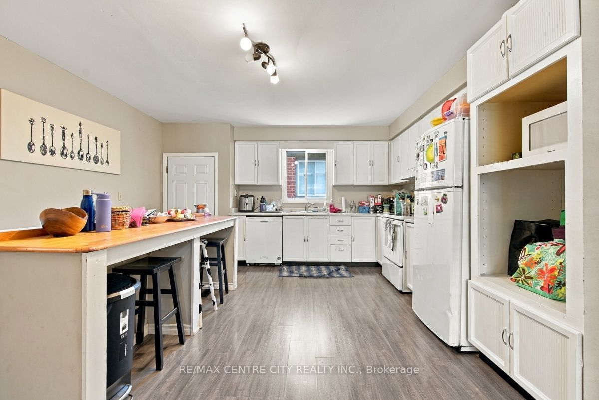 215 Walmer Grove Property Photo 11