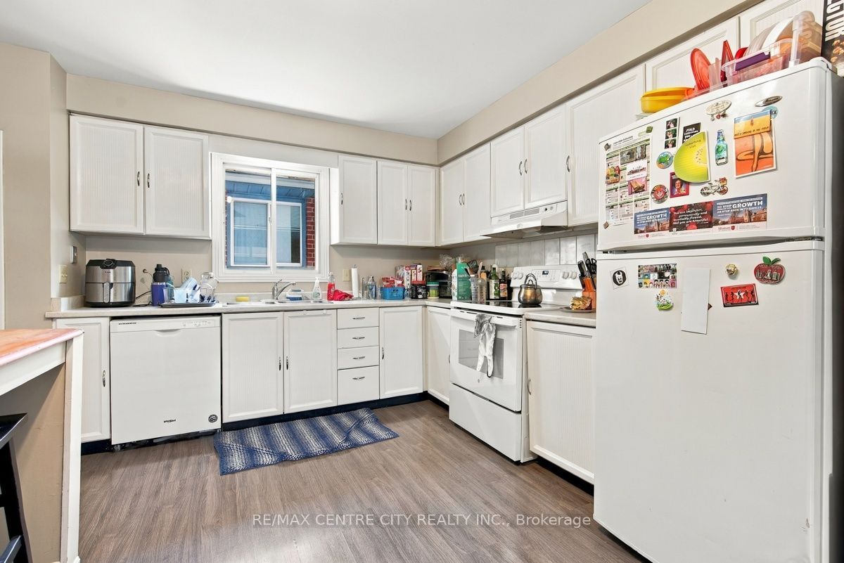 215 Walmer Grove Property Photo 12