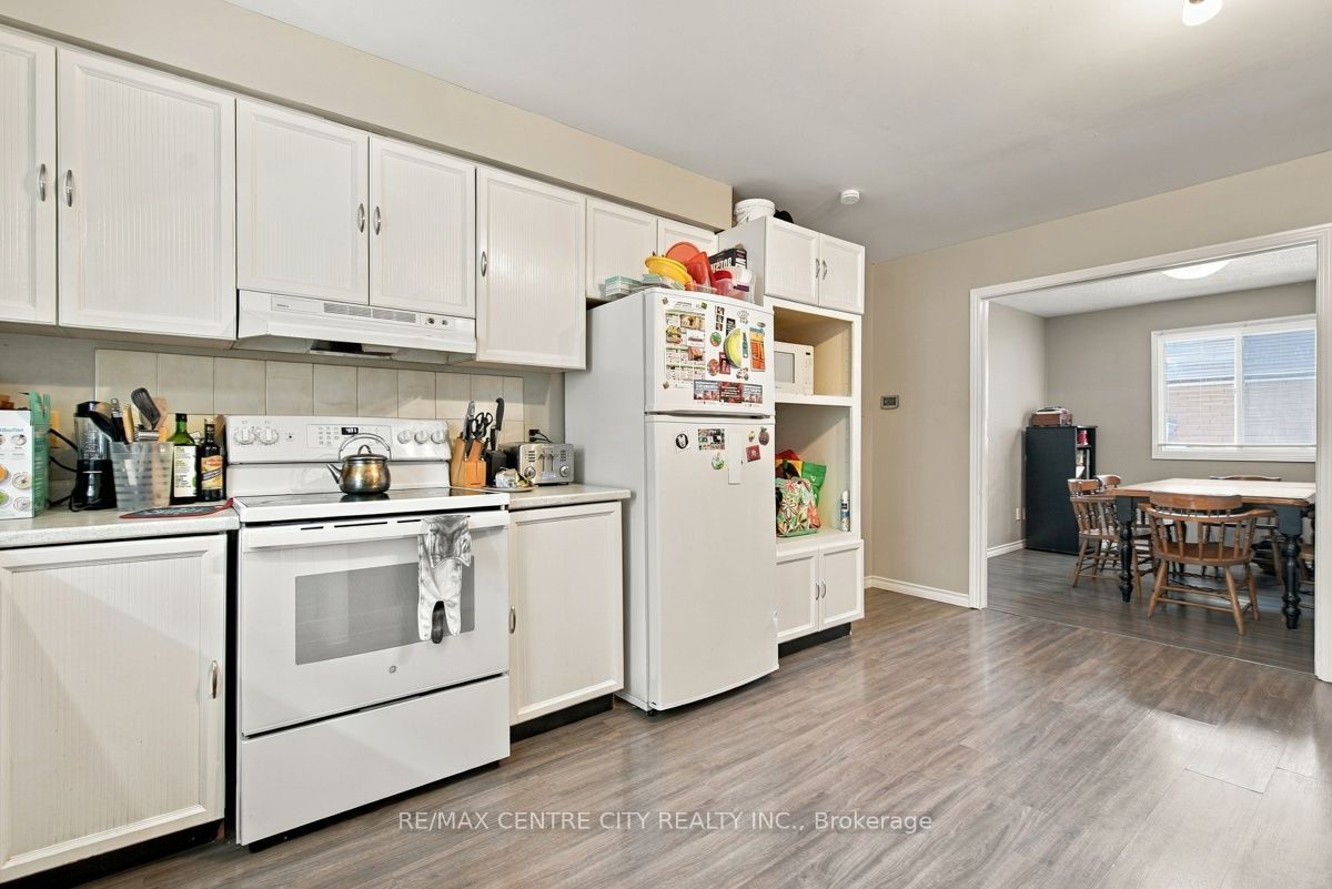 215 Walmer Grove Property Photo 13