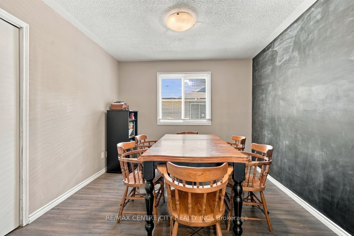 215 Walmer Grove Property Photo 14