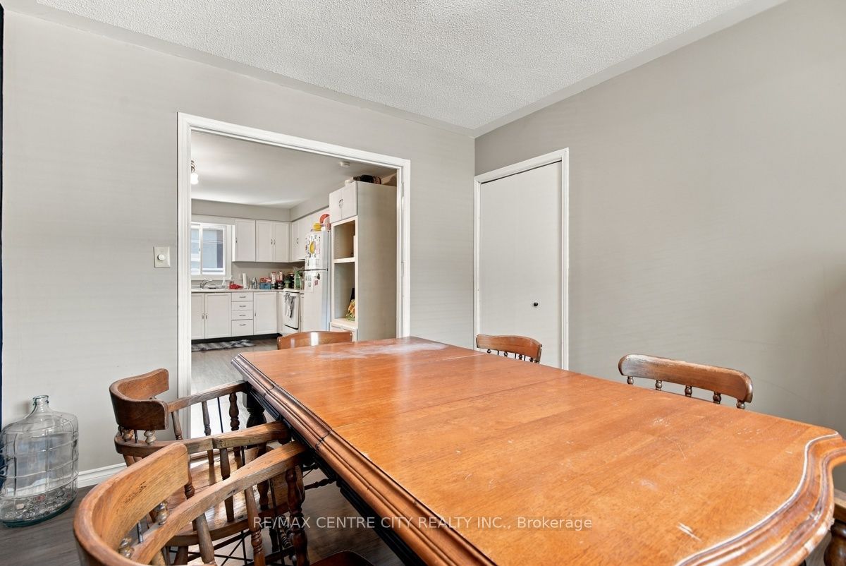 215 Walmer Grove Property Photo 15