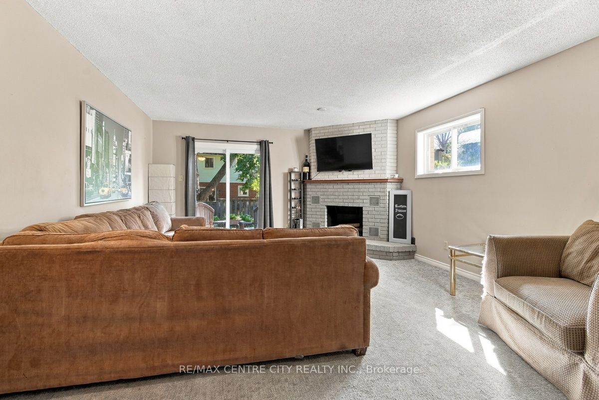 215 Walmer Grove Property Photo 16