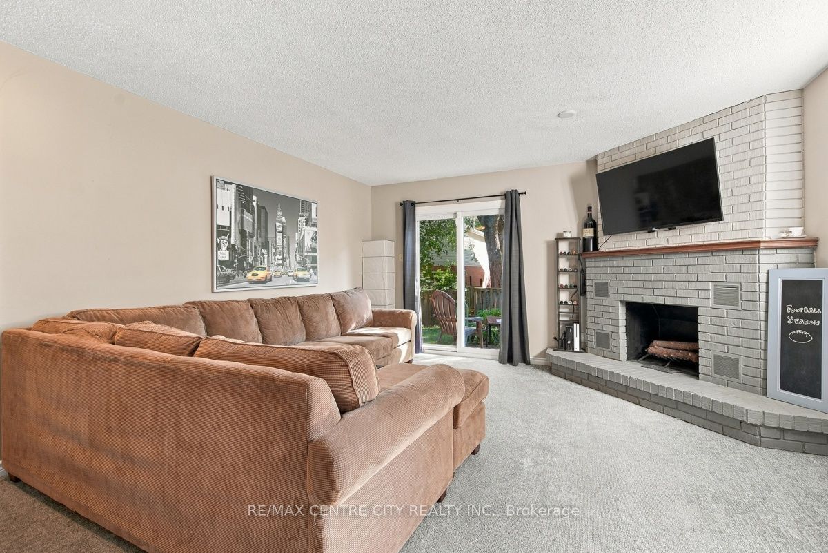 215 Walmer Grove Property Photo 17