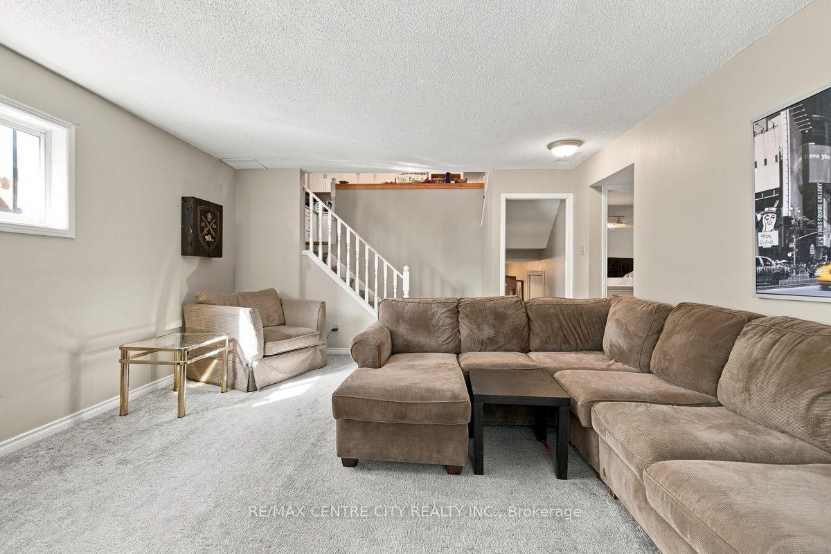 215 Walmer Grove Property Photo 20