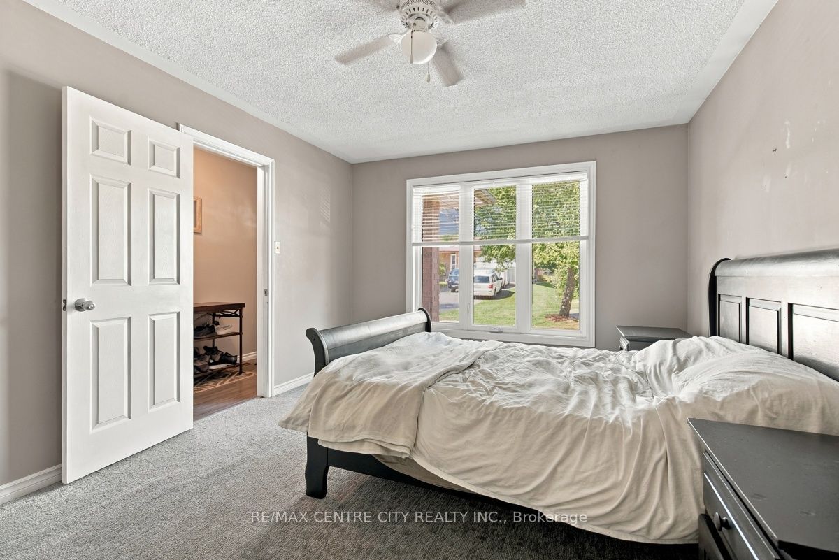 215 Walmer Grove Property Photo 23
