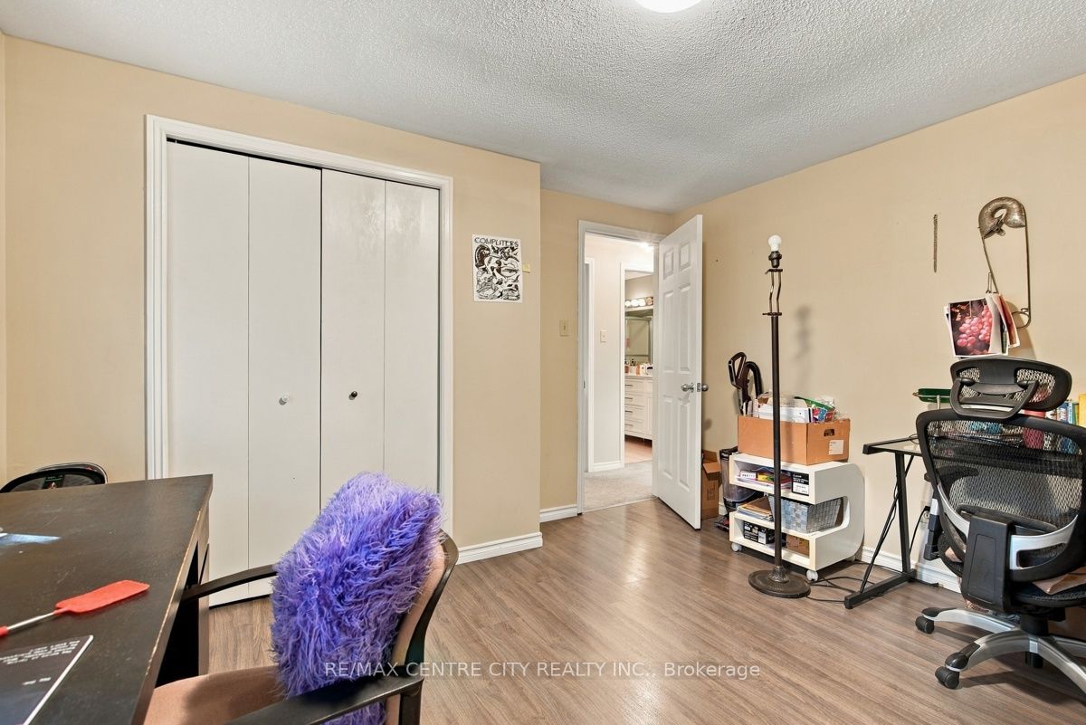 215 Walmer Grove Property Photo 27