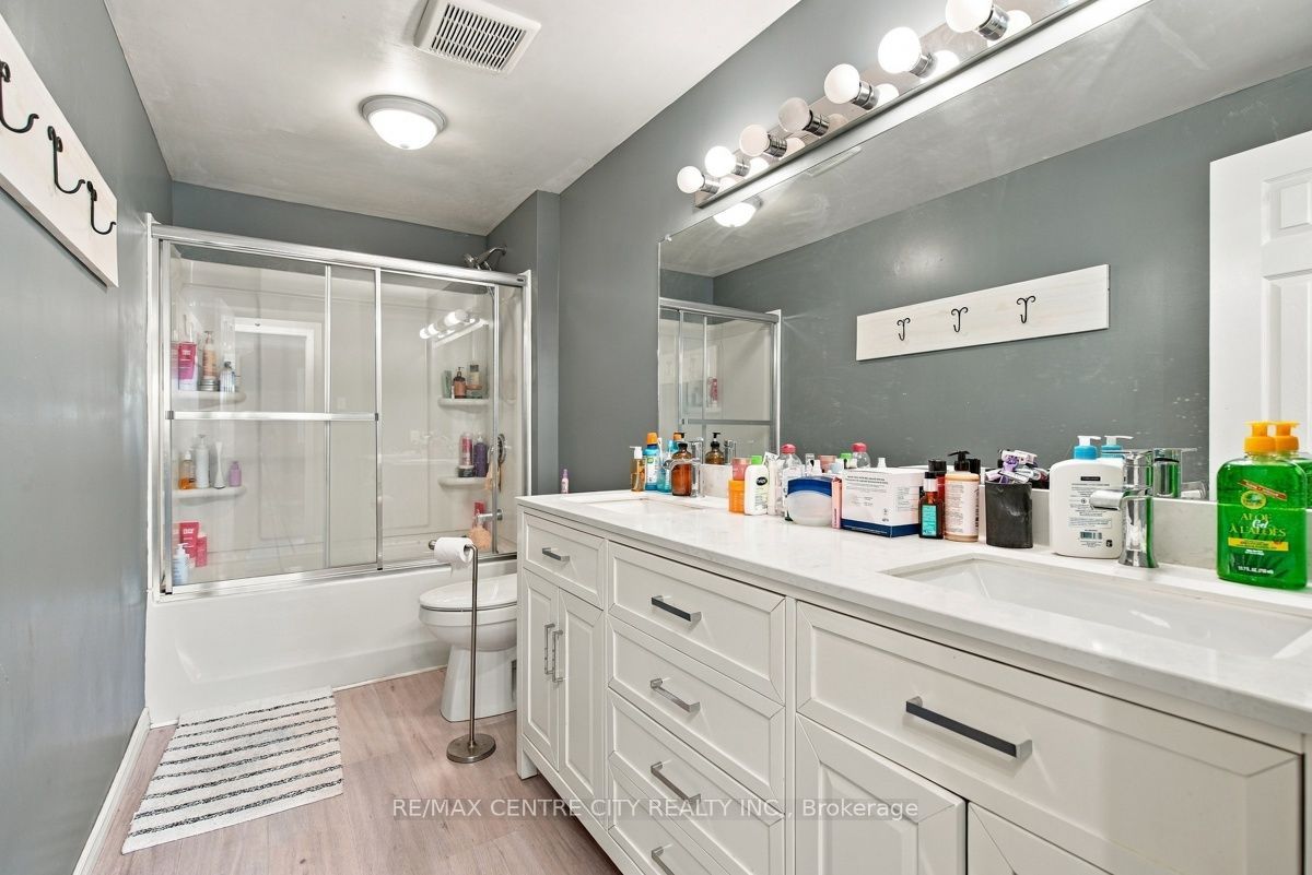 215 Walmer Grove Property Photo 30