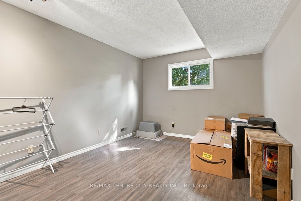 215 Walmer Grove Property Photo 31