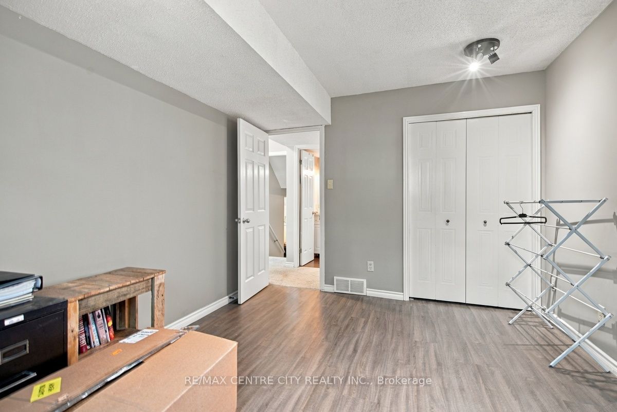215 Walmer Grove Property Photo 32