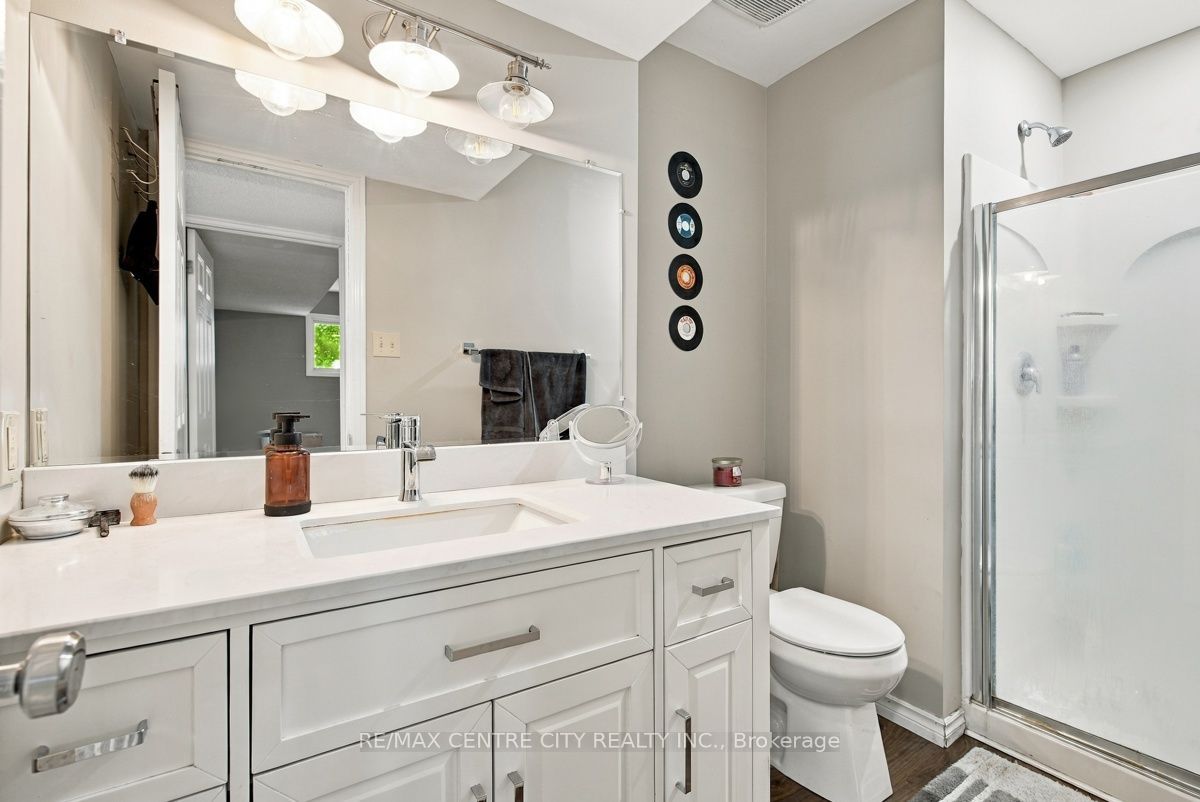 215 Walmer Grove Property Photo 33