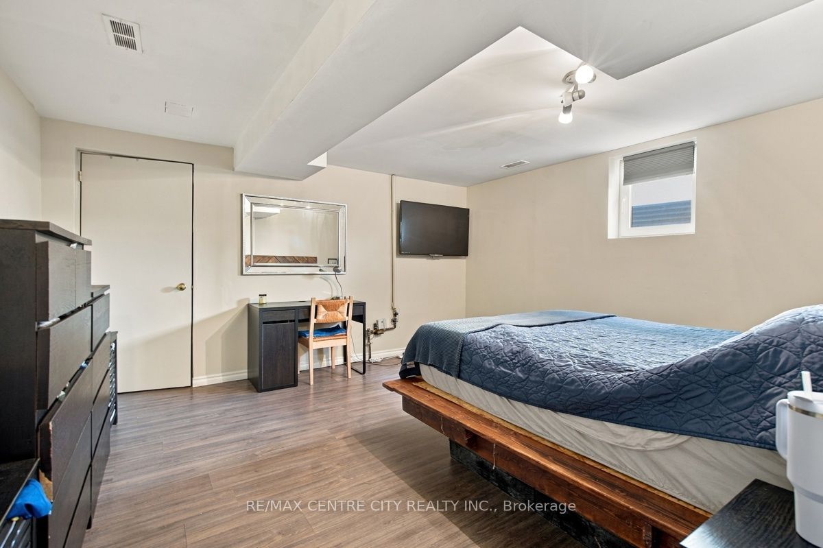 215 Walmer Grove Property Photo 34