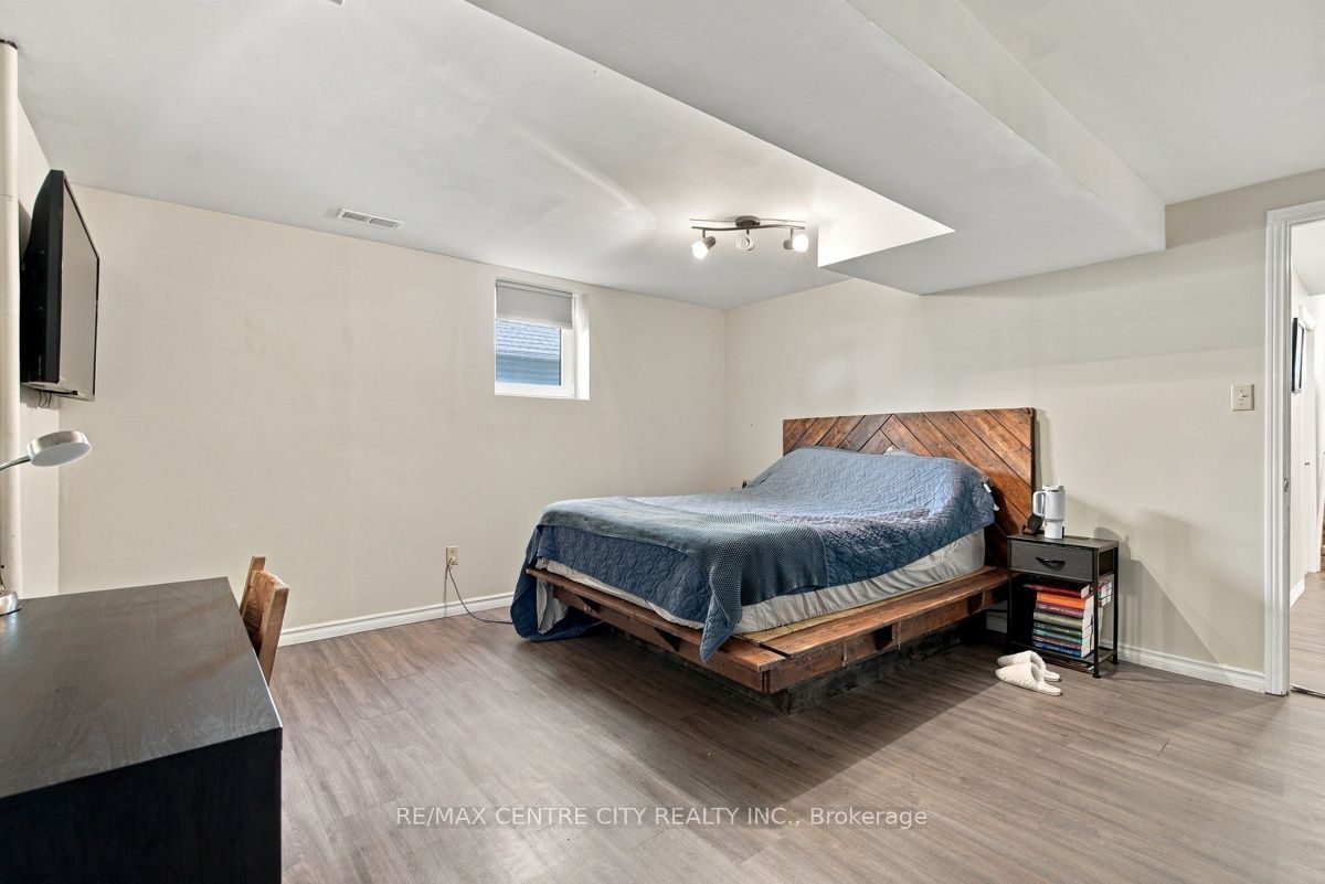 215 Walmer Grove Property Photo 35