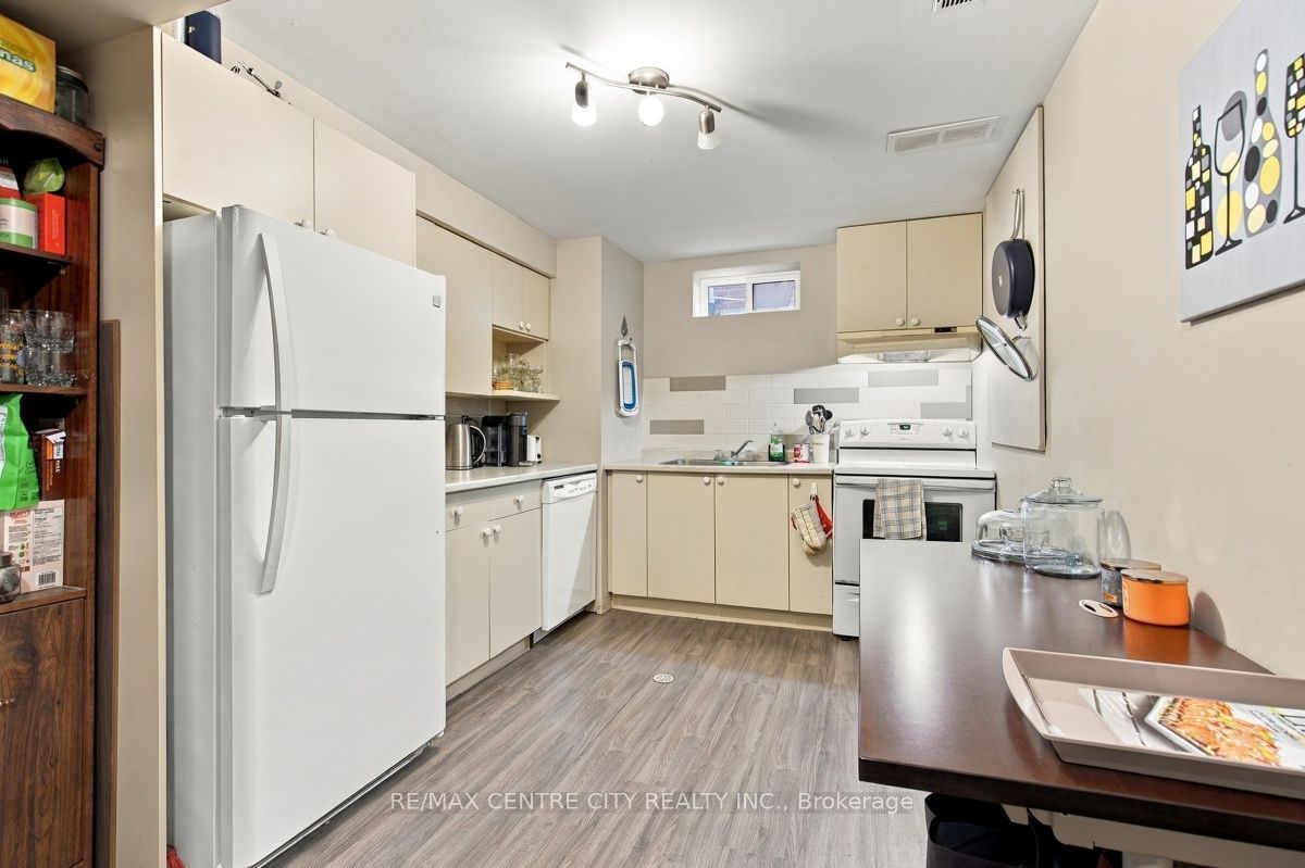 215 Walmer Grove Property Photo 36