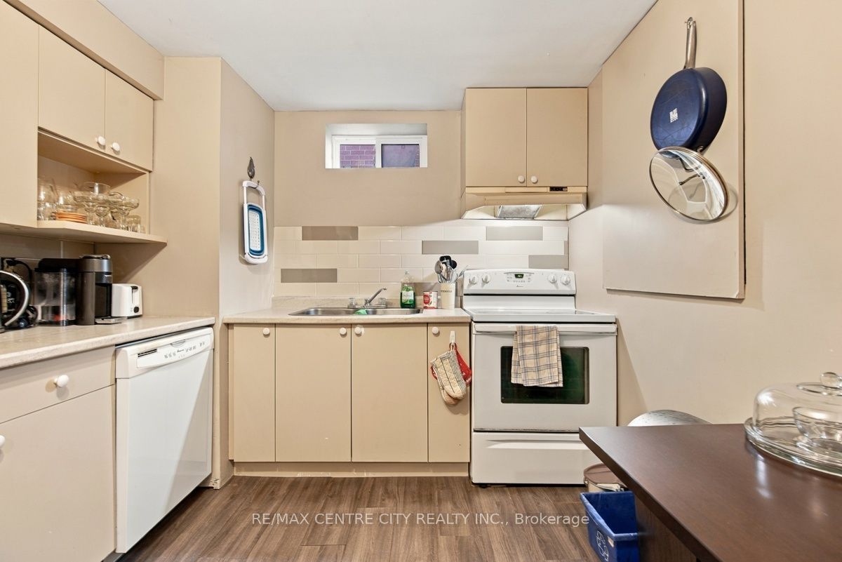 215 Walmer Grove Property Photo 37