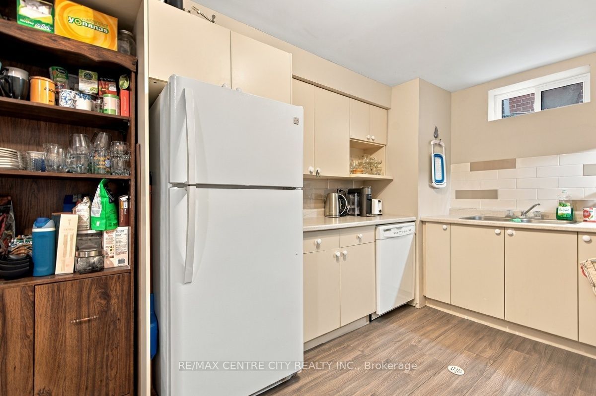 215 Walmer Grove Property Photo 38