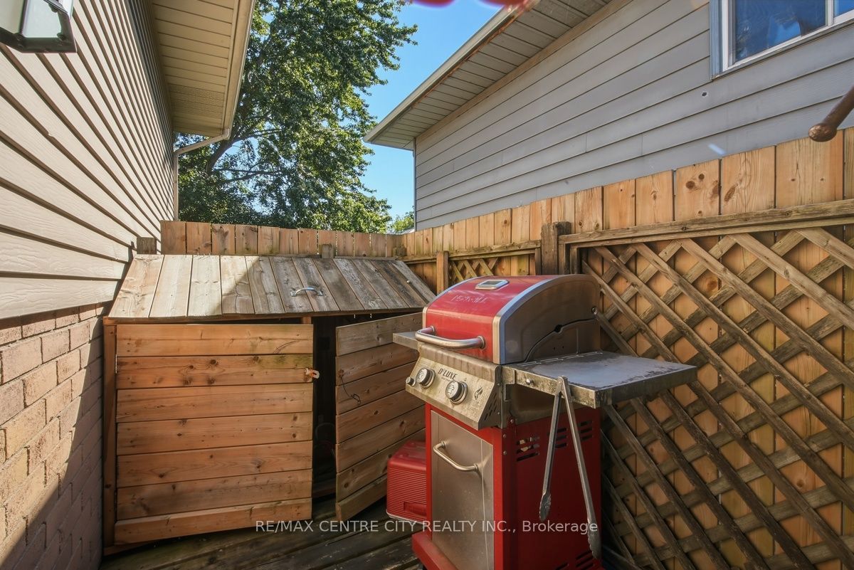 215 Walmer Grove Property Photo 41