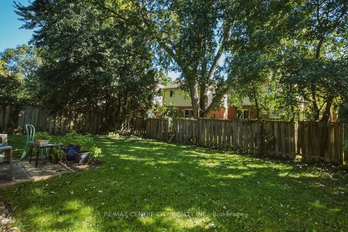 215 Walmer Grove Property Photo 43
