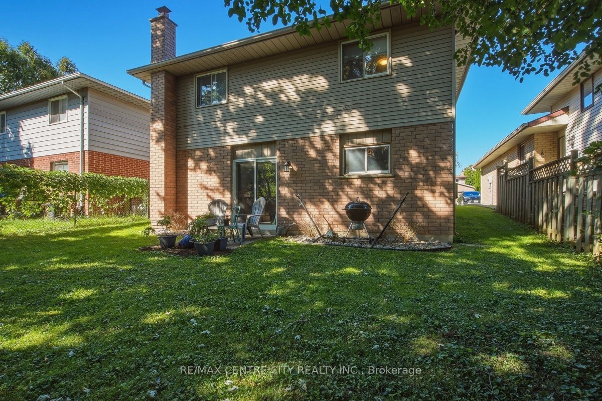 215 Walmer Grove Property Photo 45