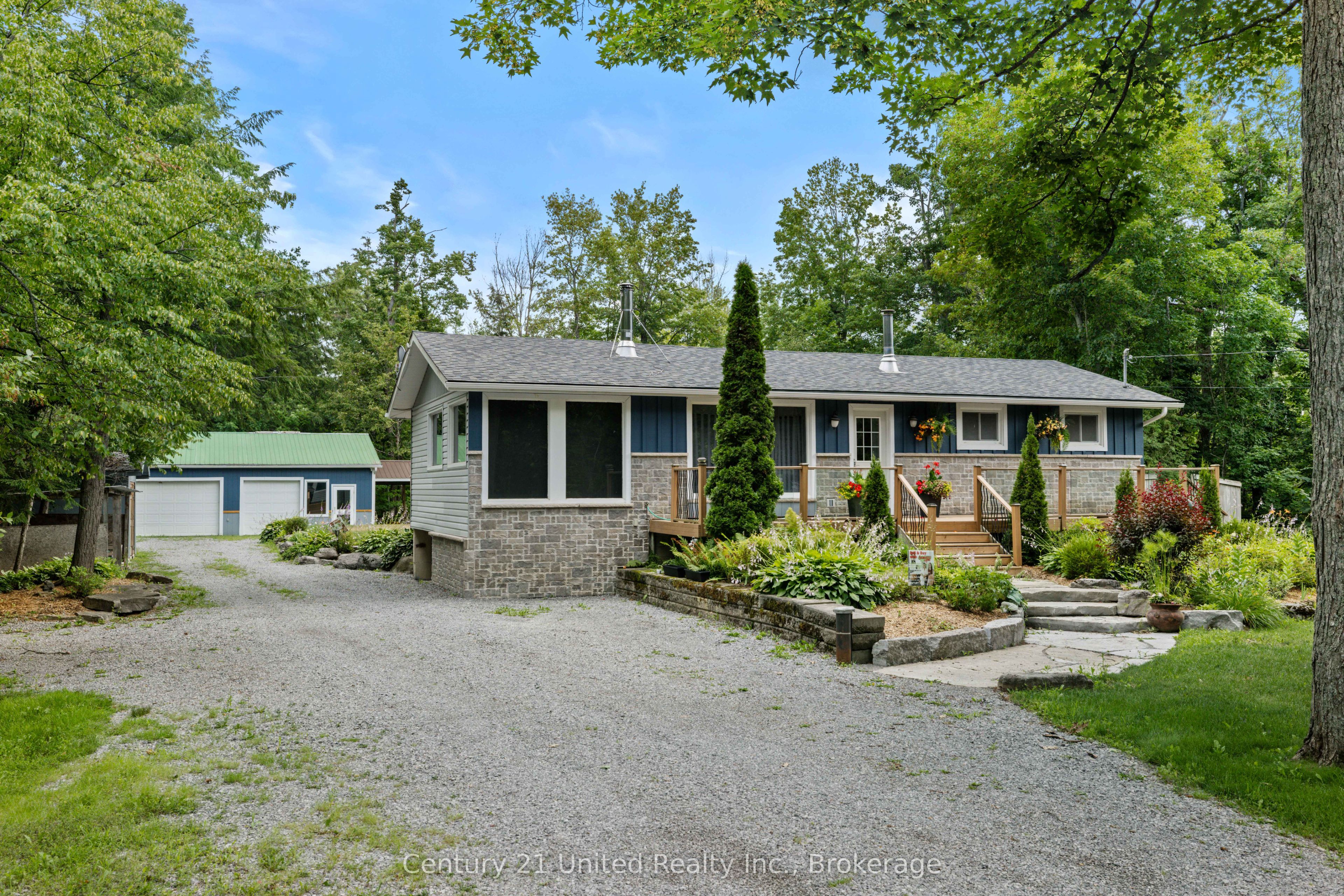 25 Sugarbush Boulevard Property Photo 2