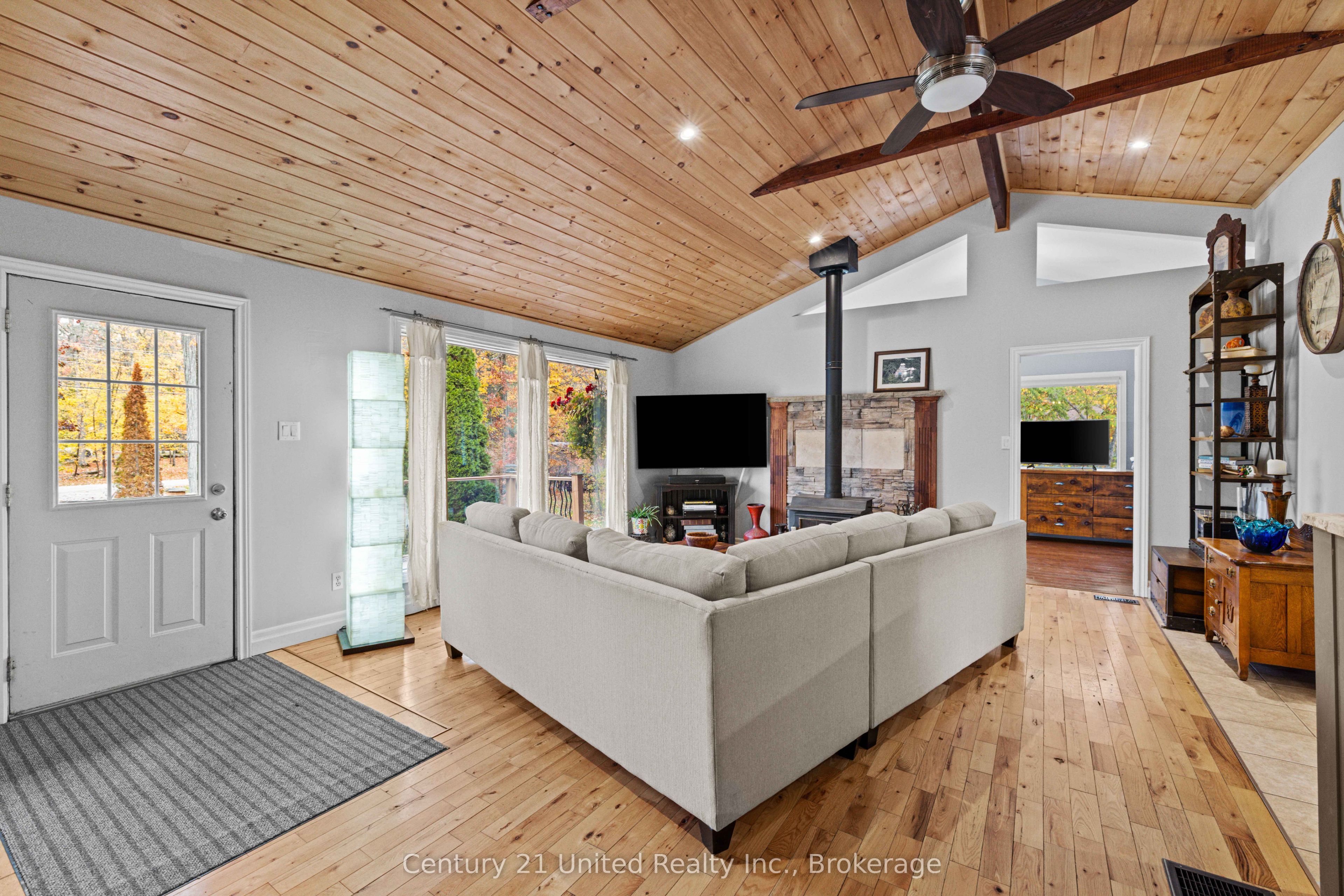 25 Sugarbush Boulevard Property Photo 4