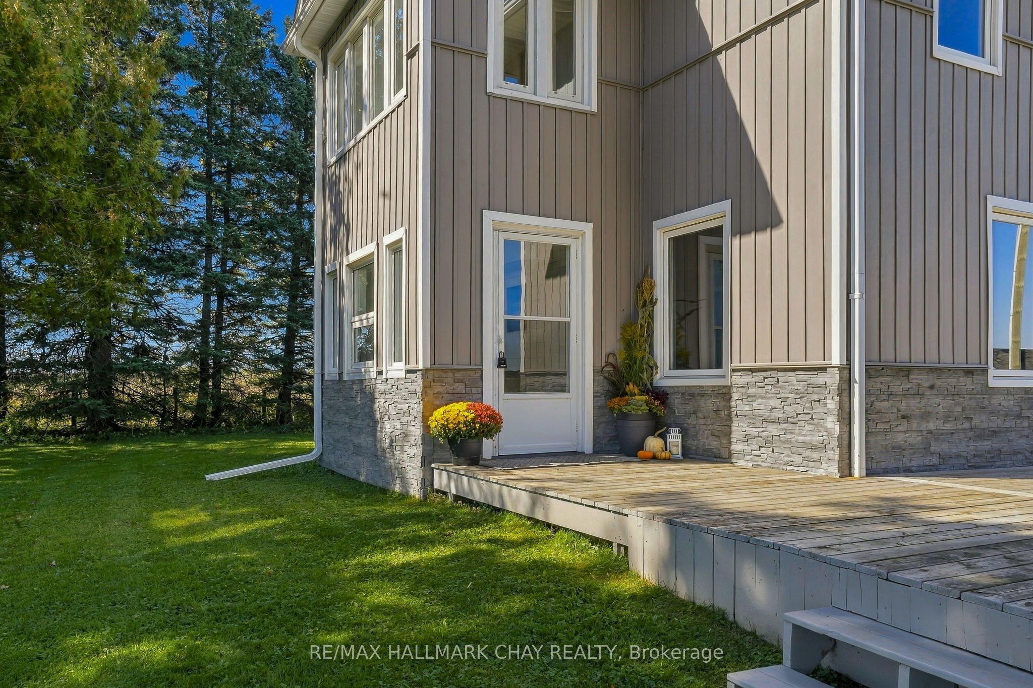 665221 20 Sideroad Property Photo 4