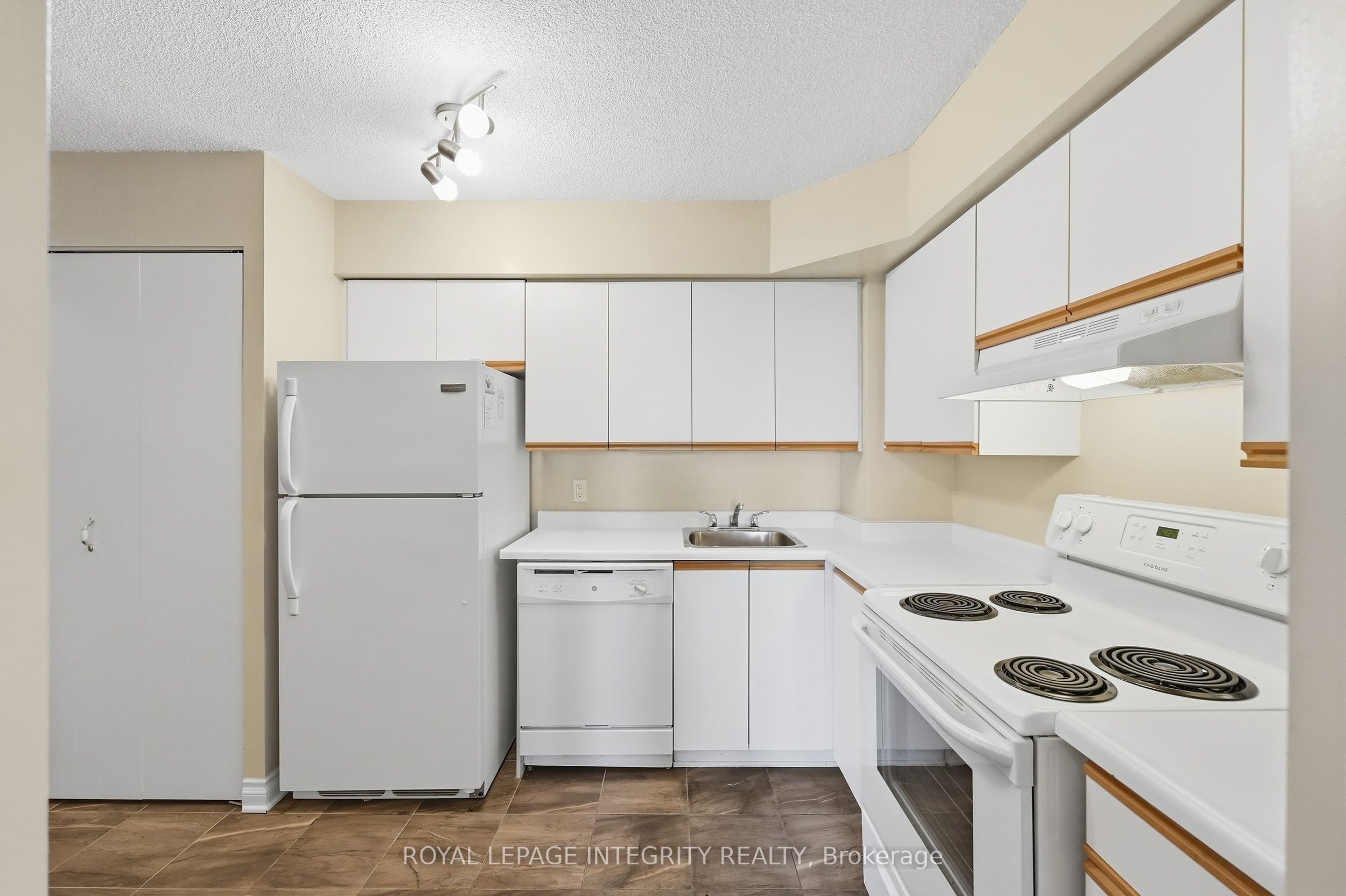 1025 Grenon Avenue 808 Property Photo 6