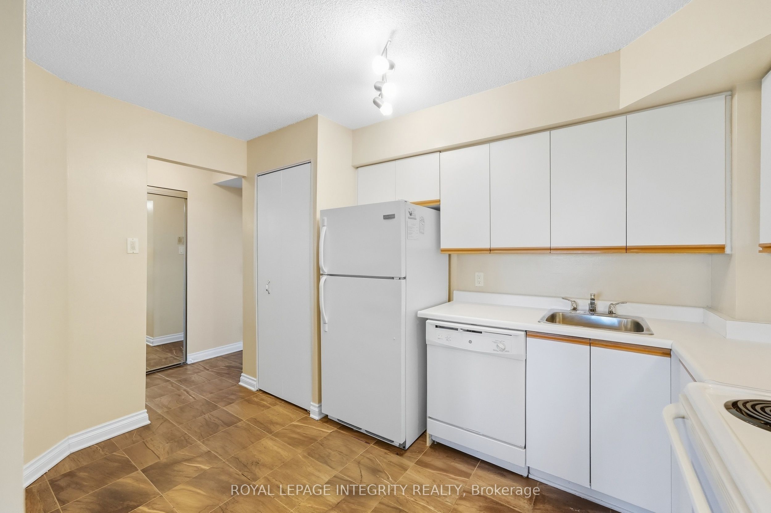 1025 Grenon Avenue 808 Property Photo 8