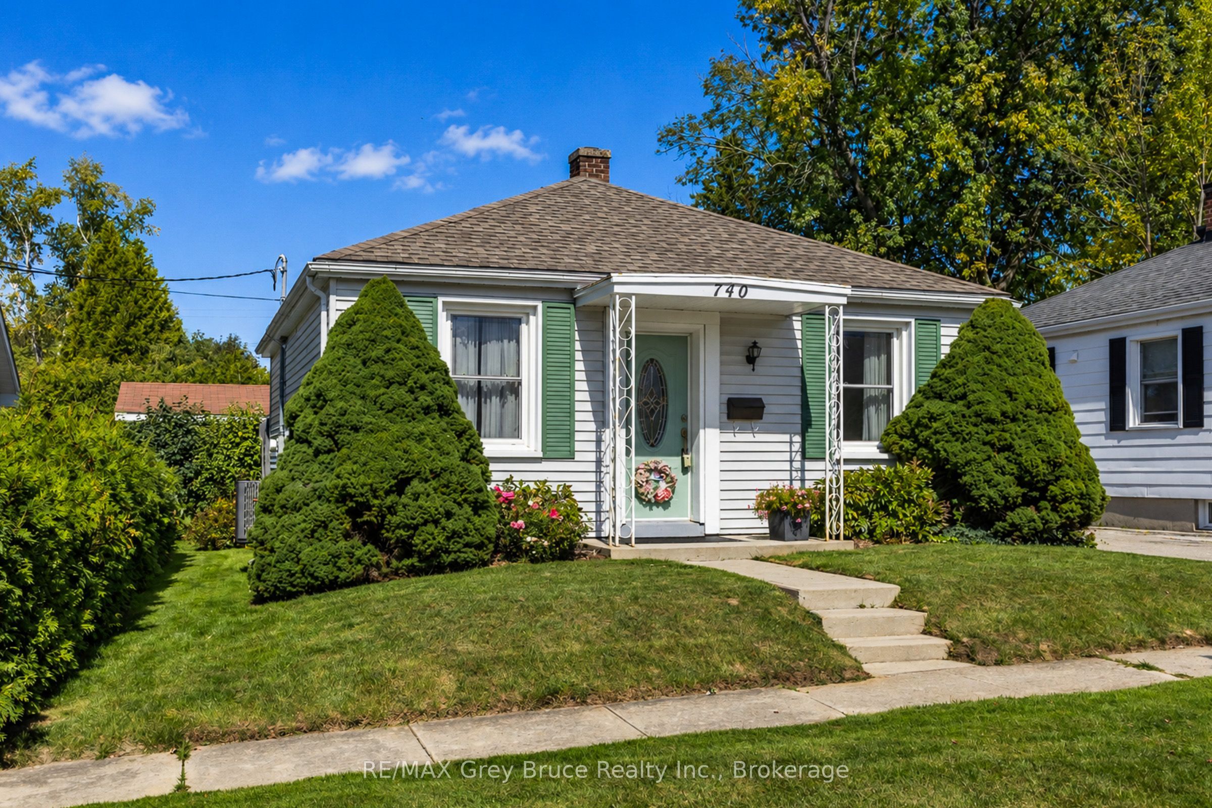 740 5th Street E Property Photo 1