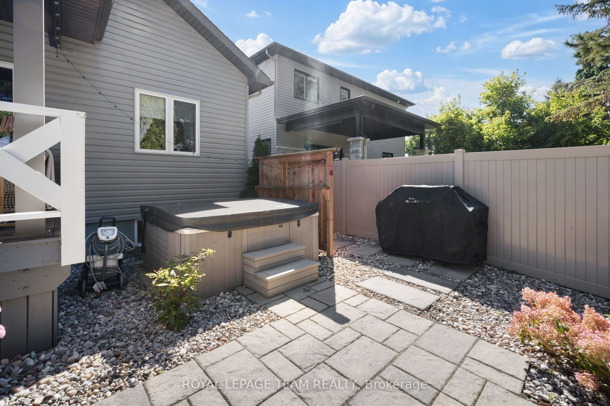 60 De La Rive Drive Property Photo 44