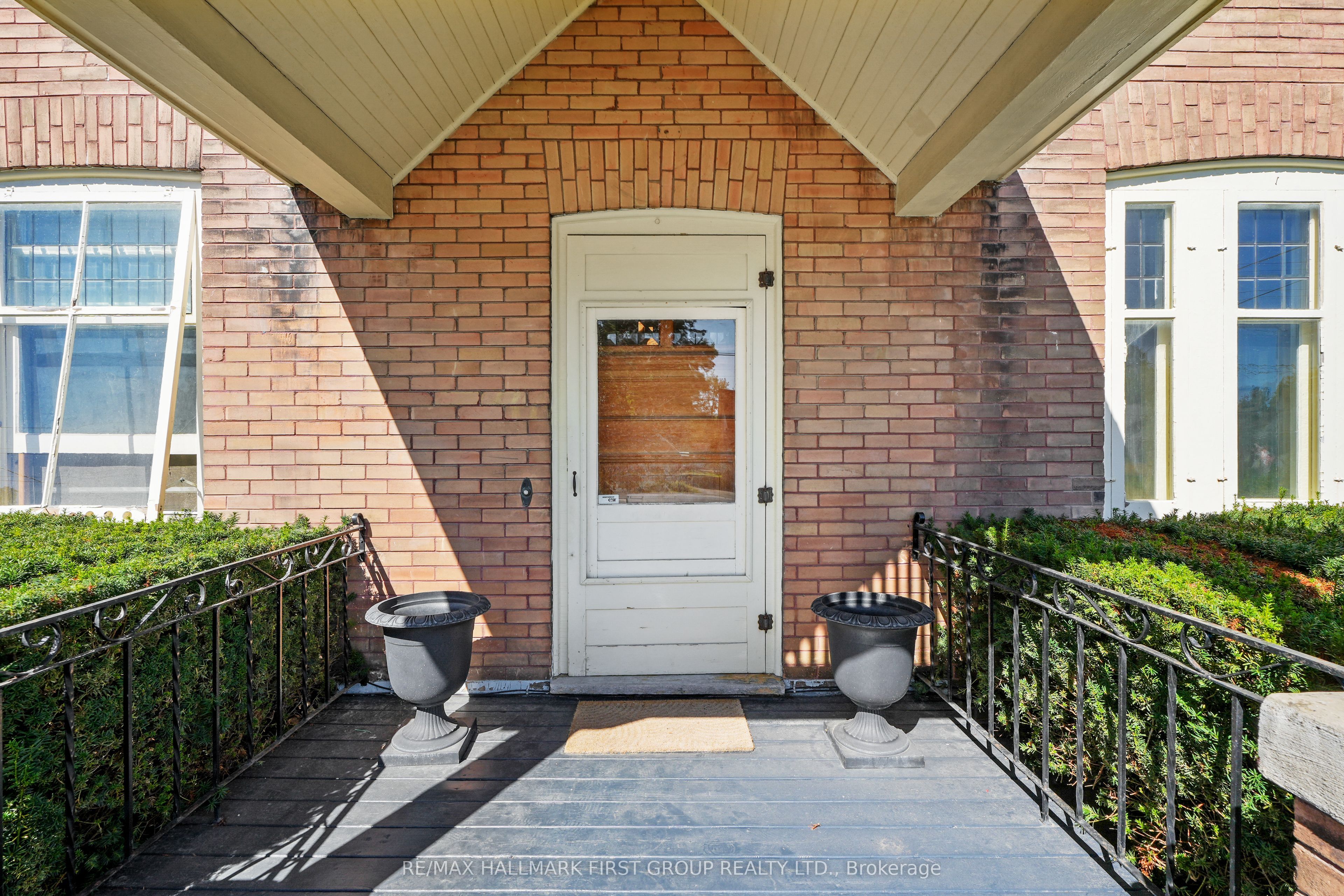 63 King Street E Property Photo 4