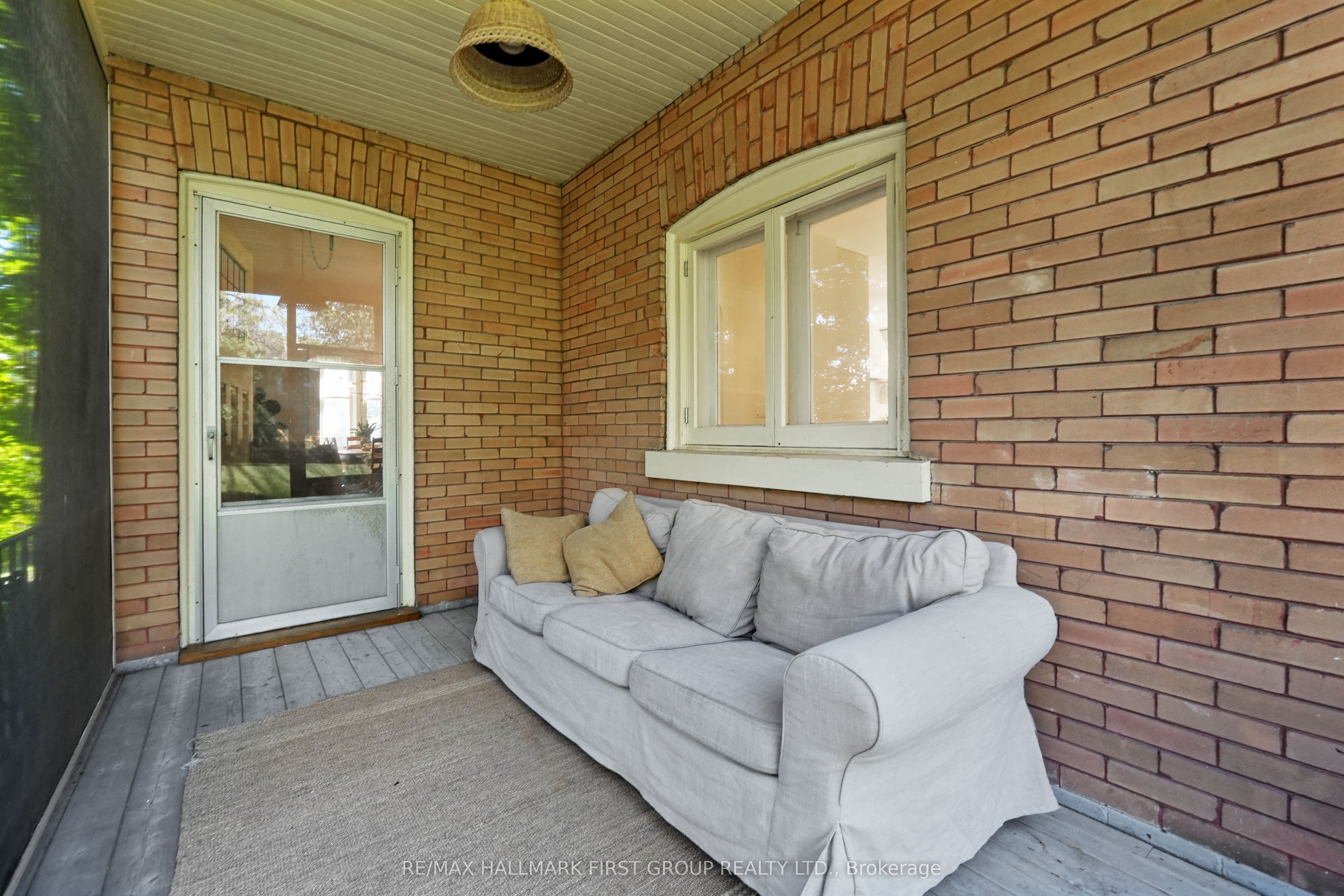 63 King Street E Property Photo 14