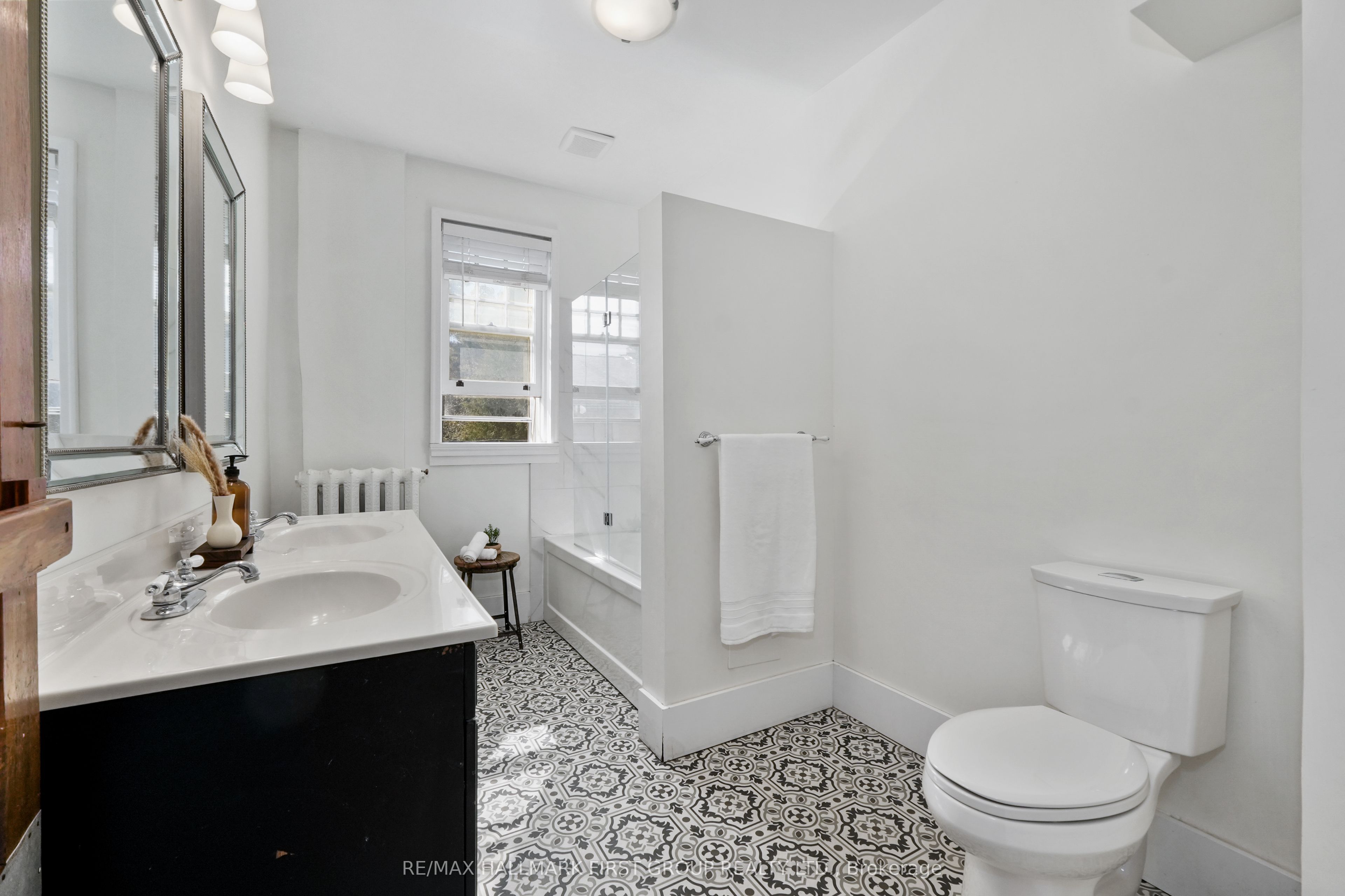 63 King Street E Property Photo 32