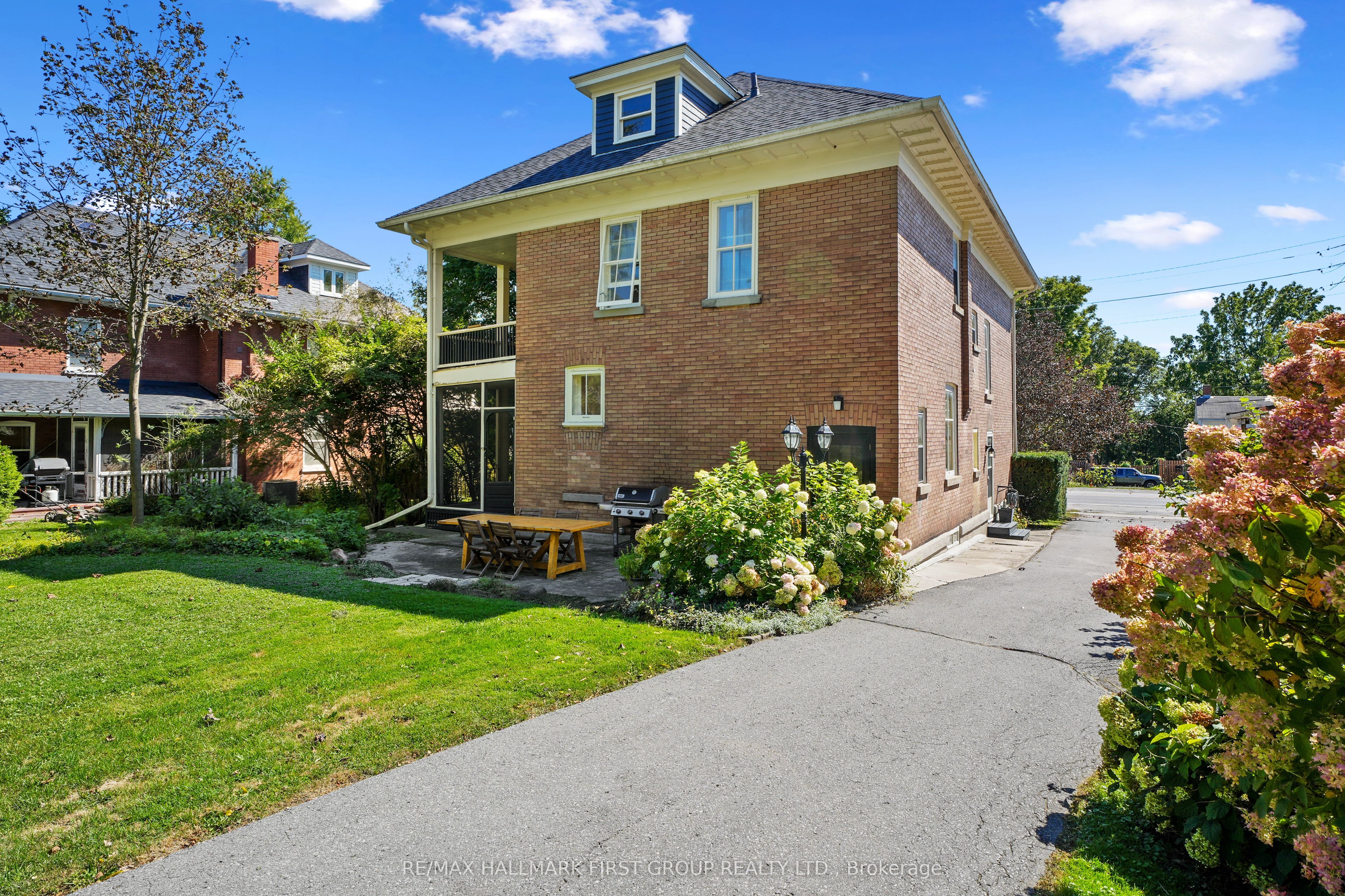 63 King Street E Property Photo 40