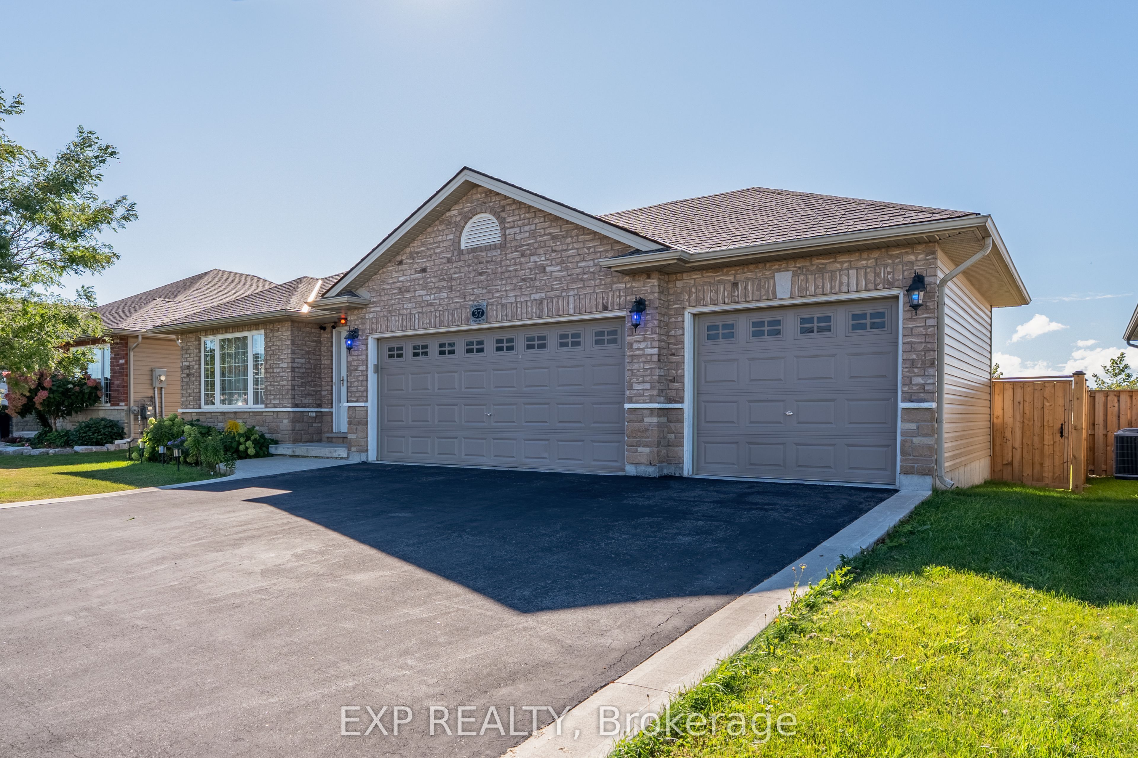37 Helen Drive E Property Photo 2