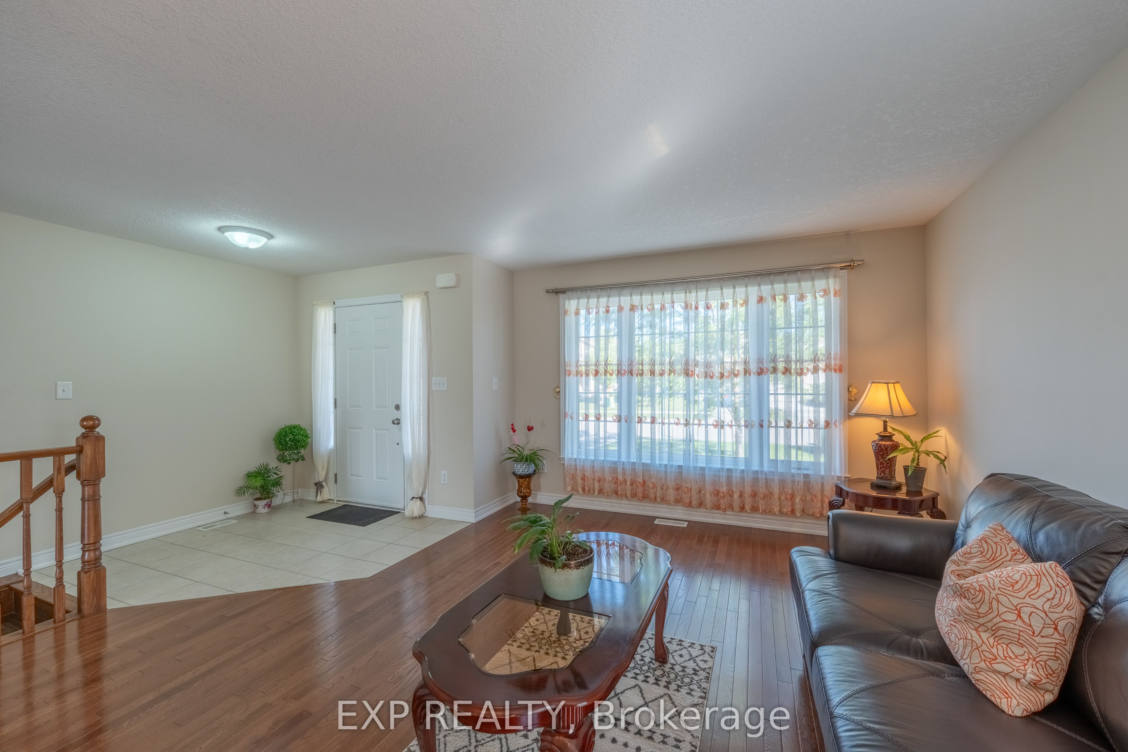 37 Helen Drive E Property Photo 3