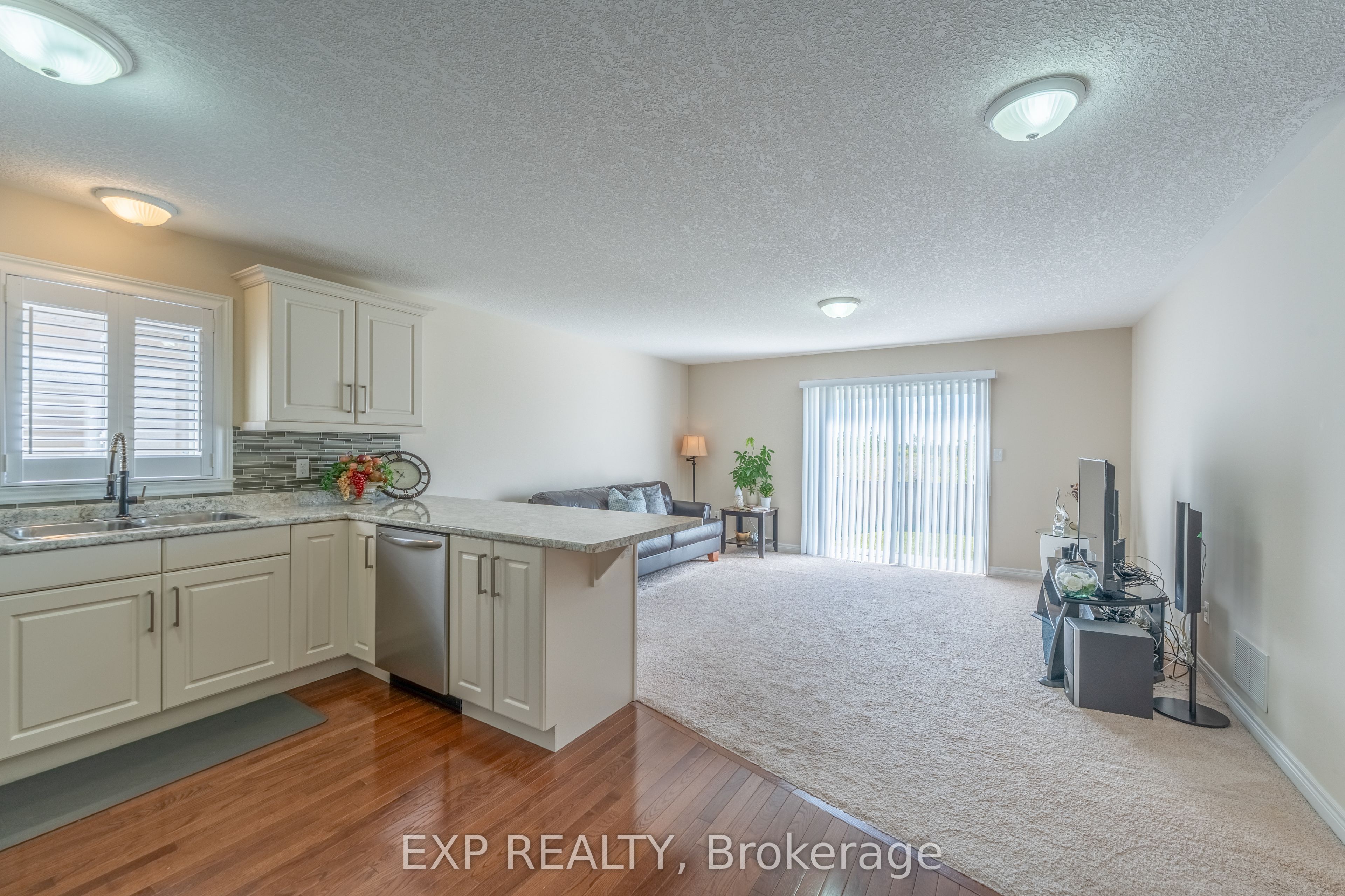 37 Helen Drive E Property Photo 7