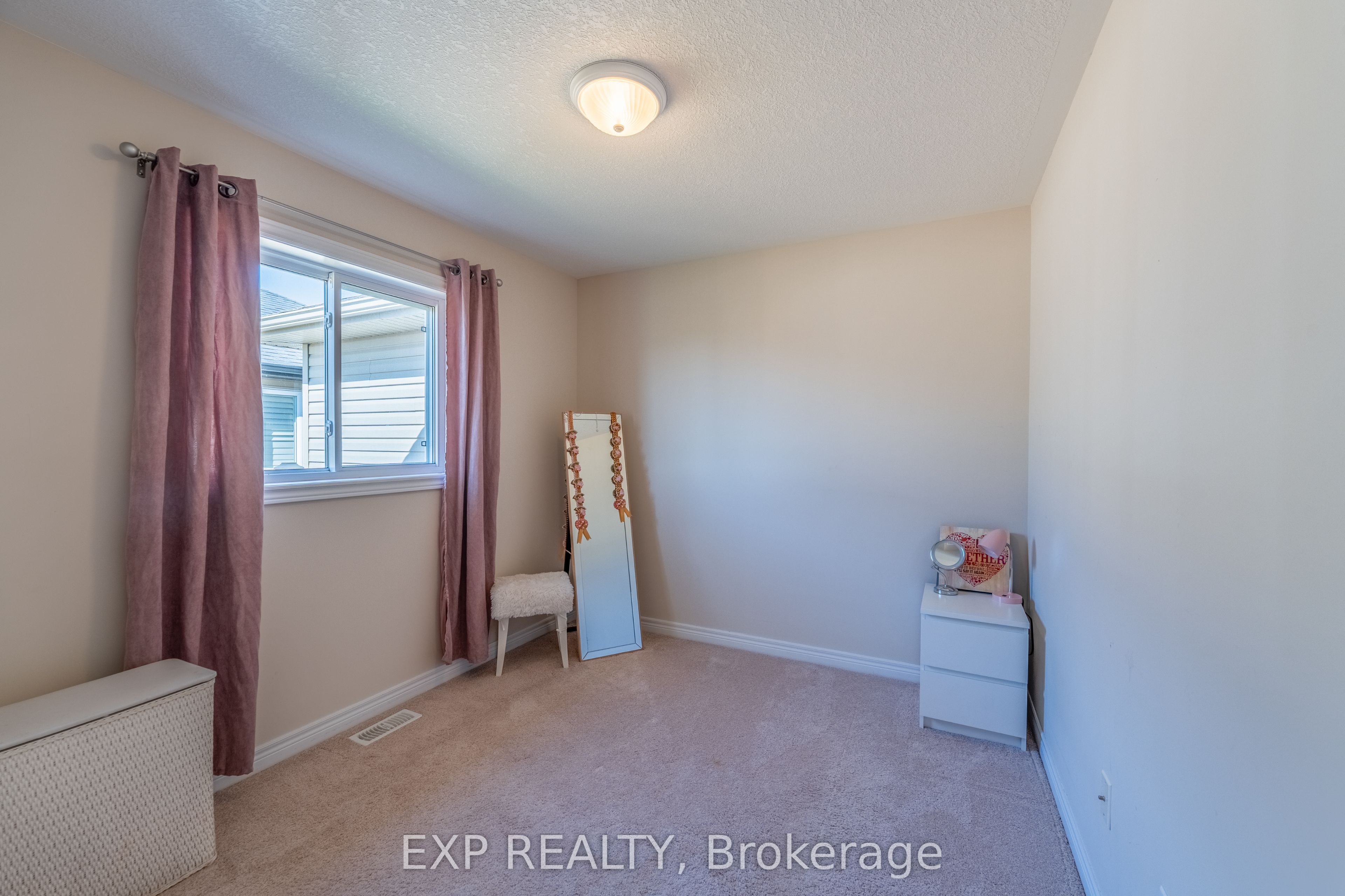 37 Helen Drive E Property Photo 21