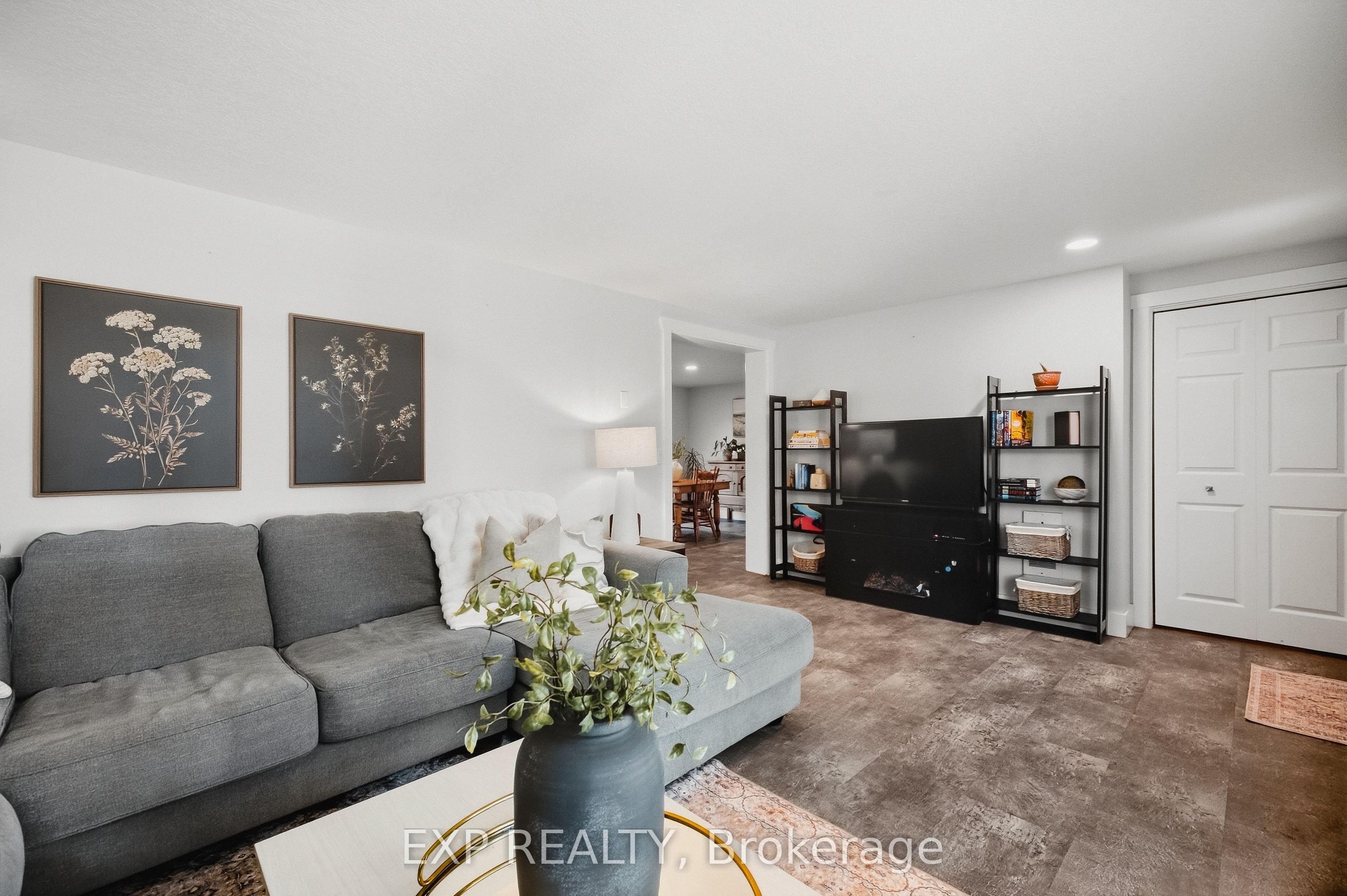 1065 Howick Street Property Photo 4