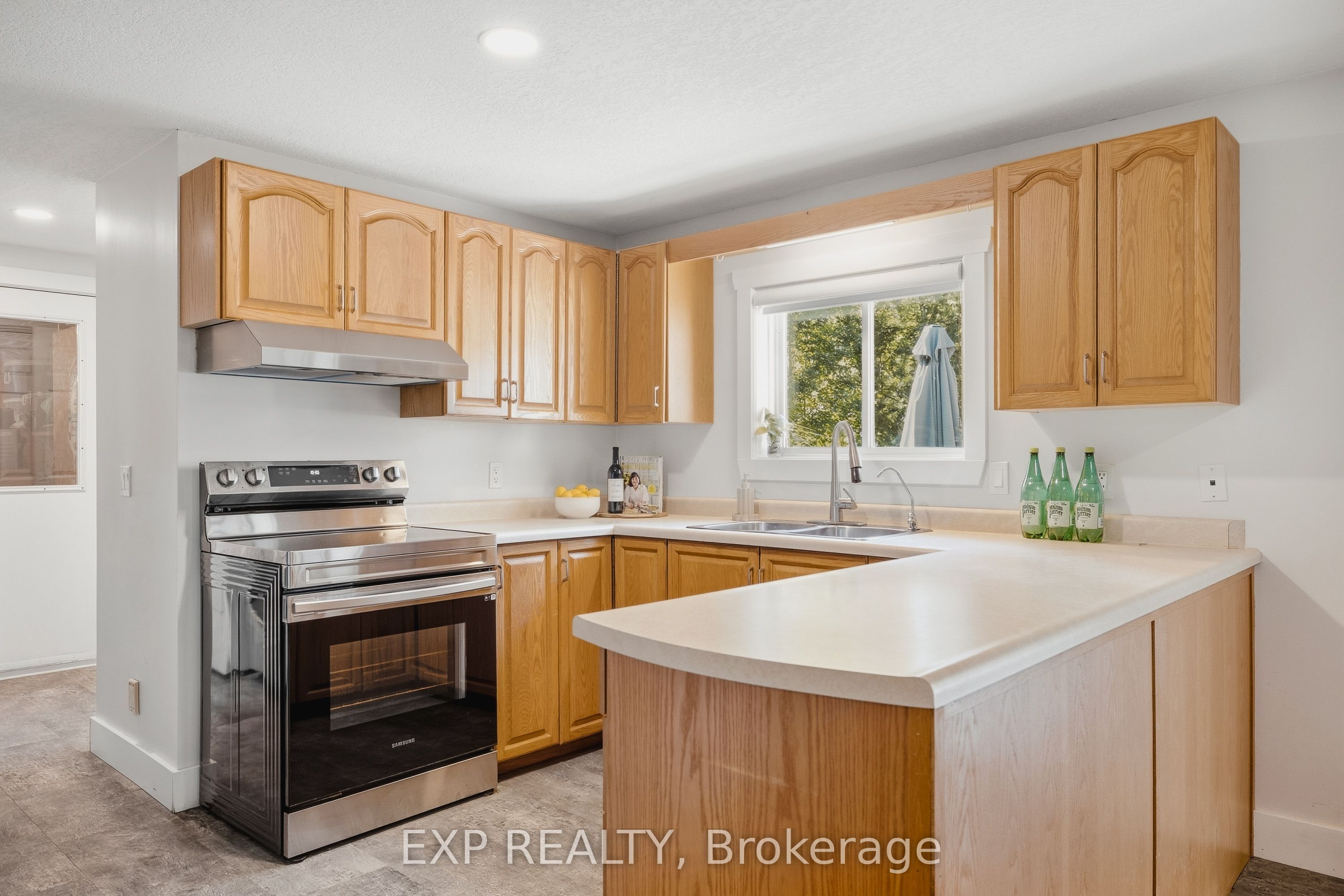 1065 Howick Street Property Photo 6