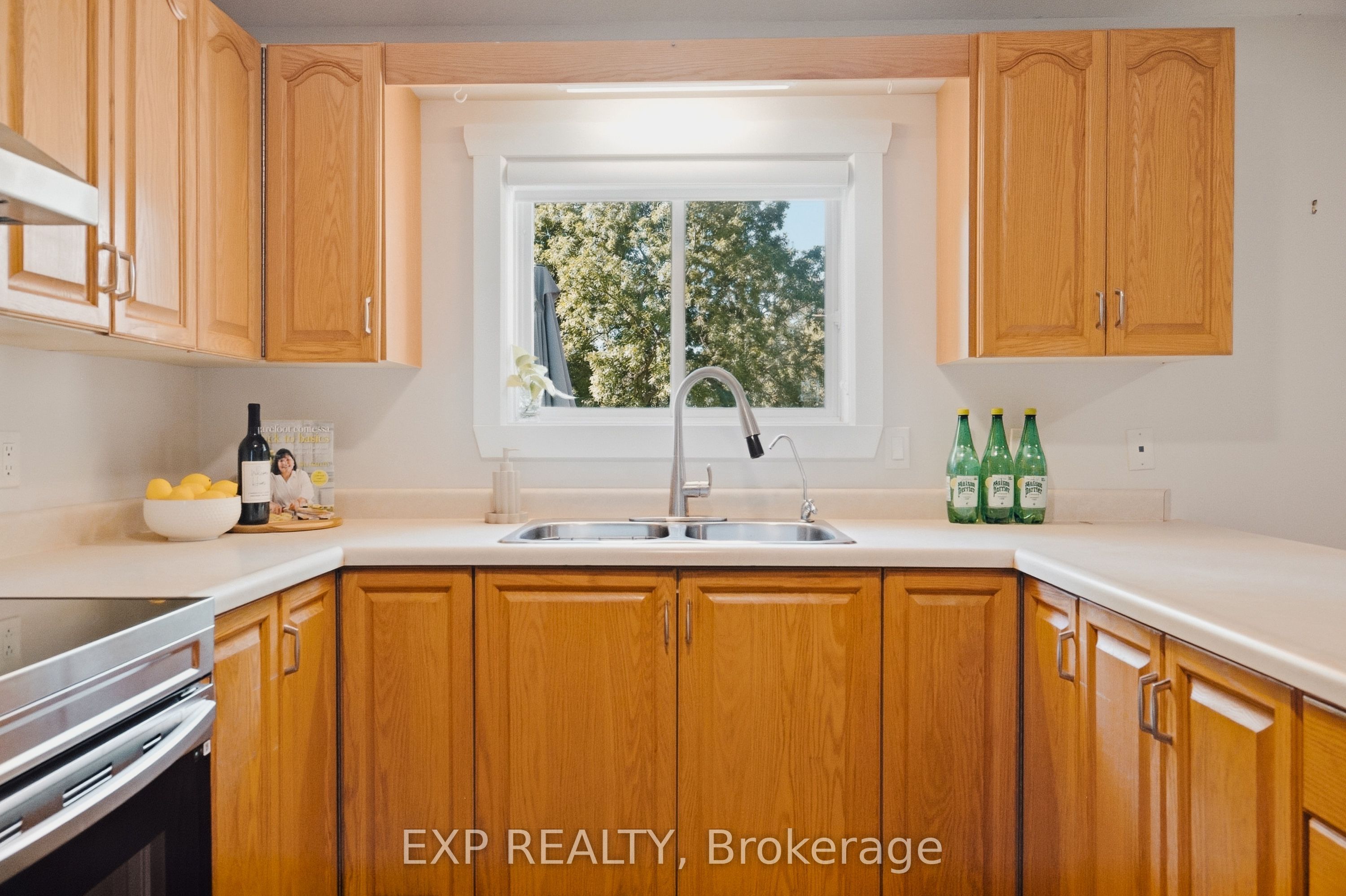 1065 Howick Street Property Photo 7