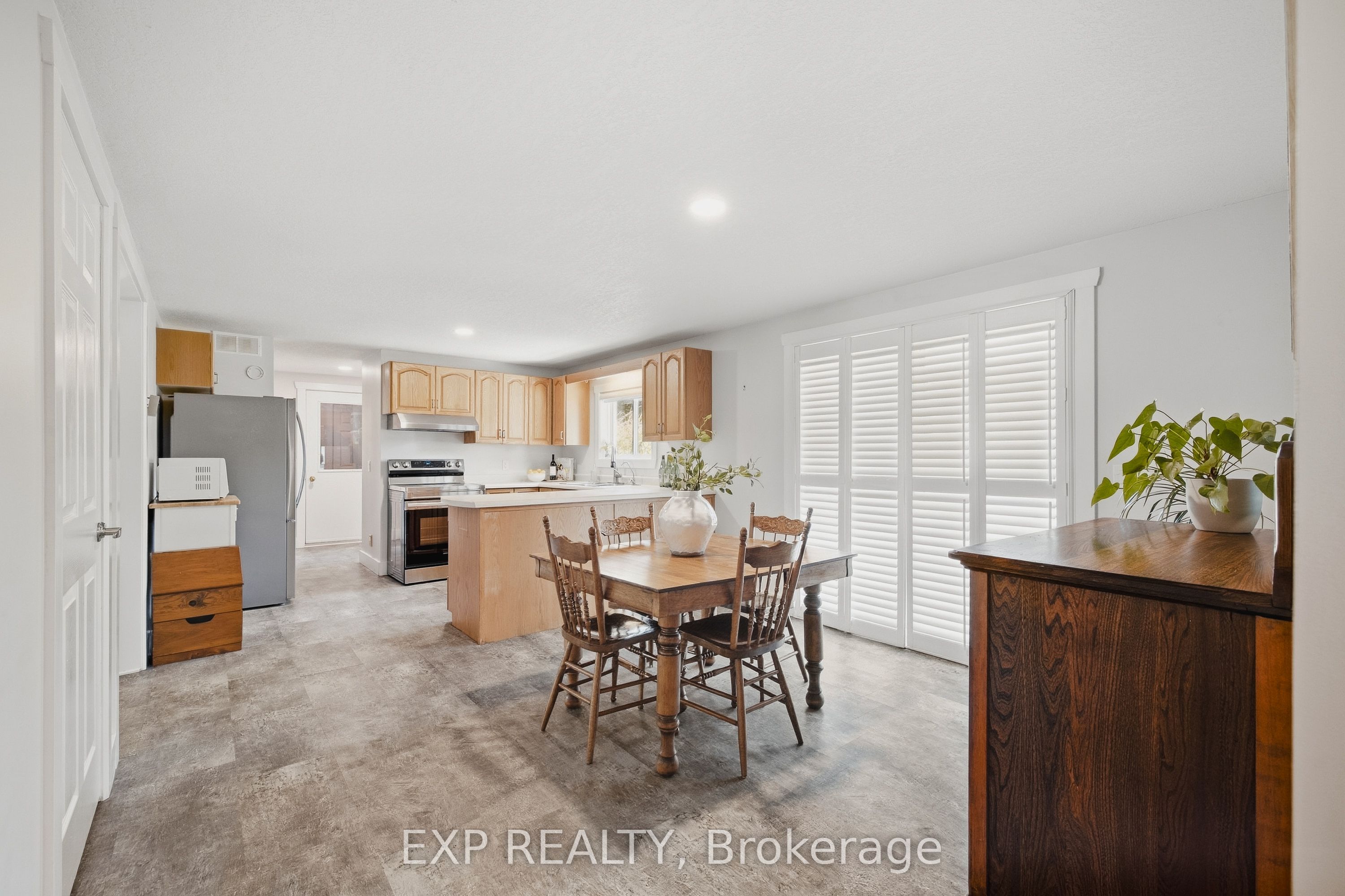 1065 Howick Street Property Photo 9